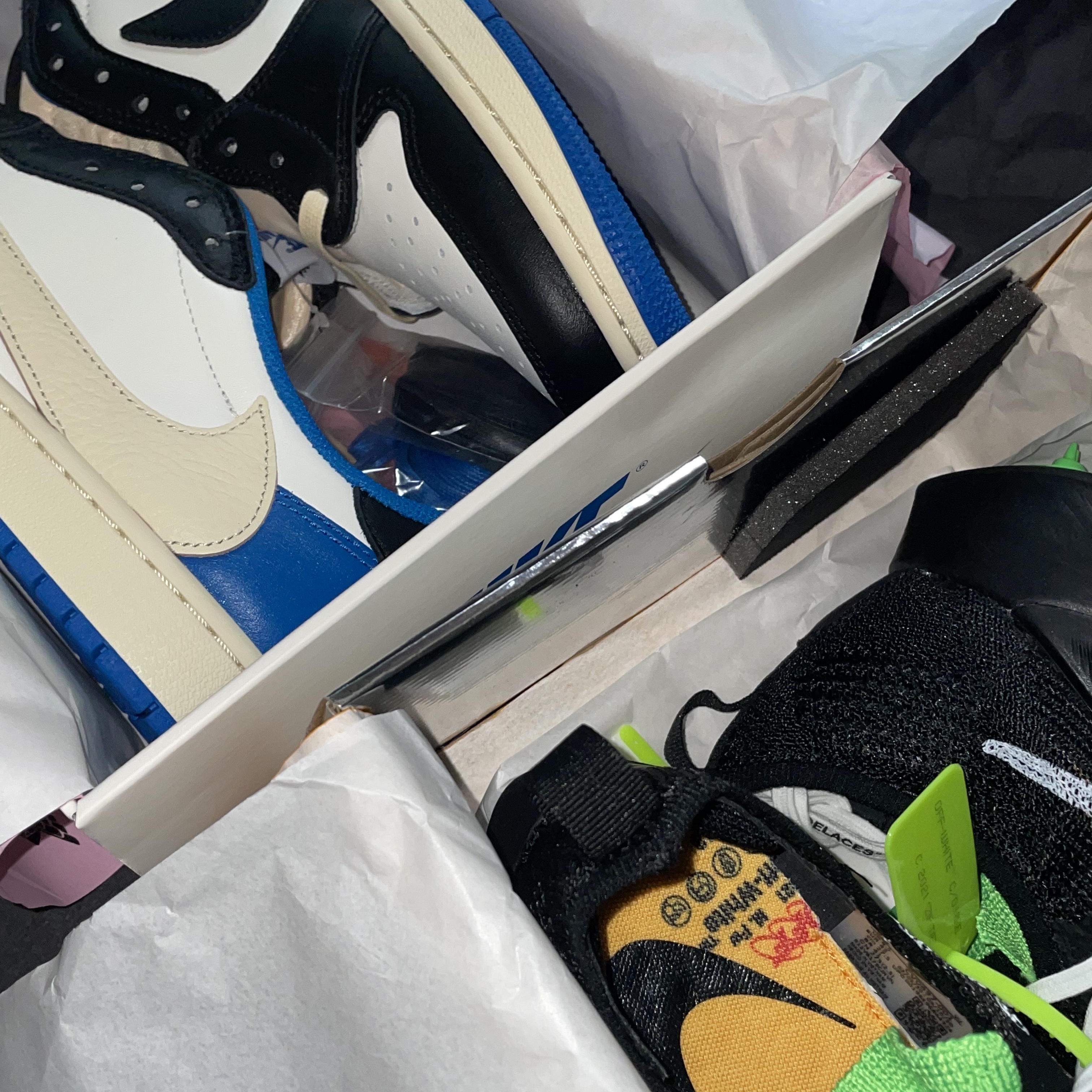 Jordan 1 x Travis Scott x Fragment Retro Low OG SP Military Blue, Nike x Off-White Air Zoom Tempo Next% Black 착용 스타일 - 3
