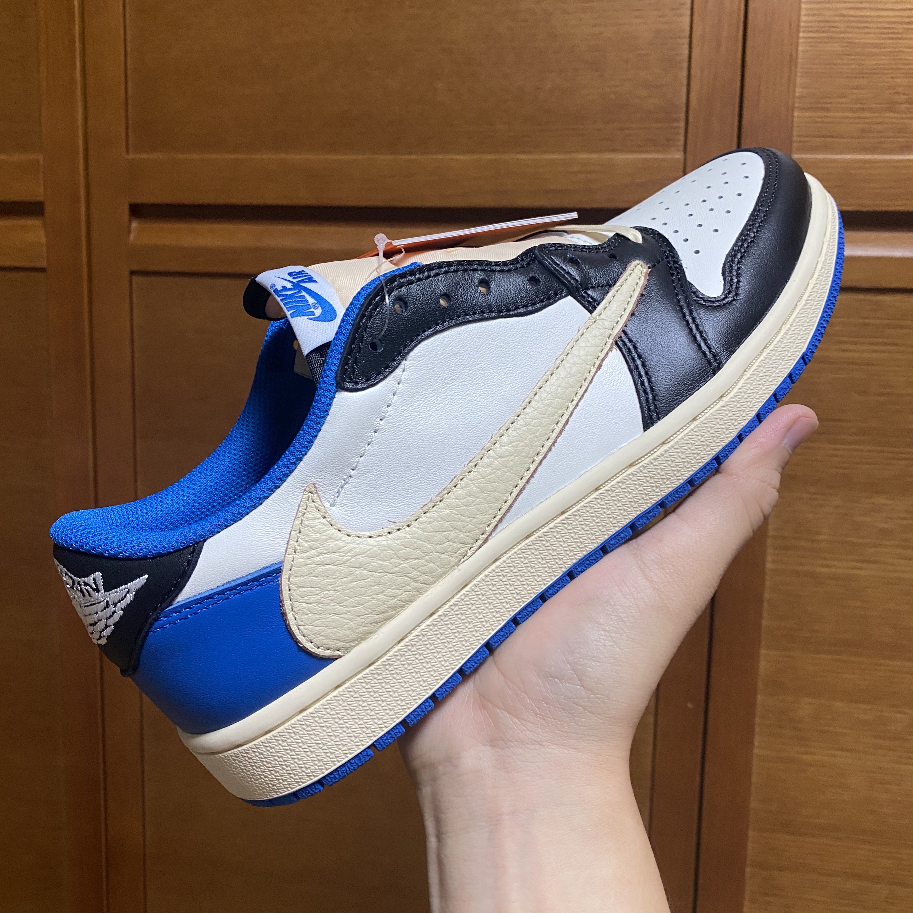Jordan 1 x Travis Scott x Fragment Retro Low OG SP Military Blue 착용 스타일 - 1