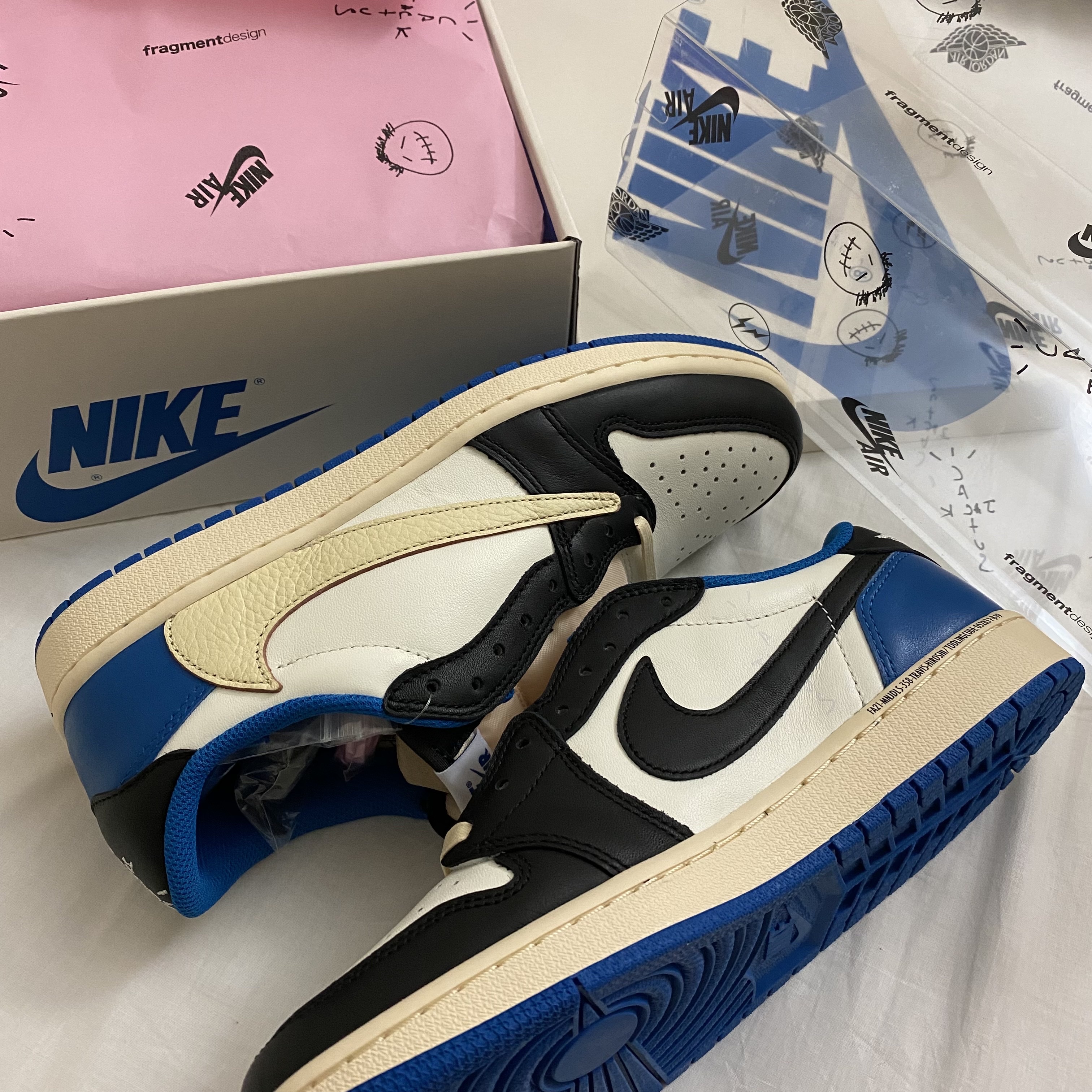 Jordan 1 x Travis Scott x Fragment Retro Low OG SP Military Blue 착용 스타일 - 1