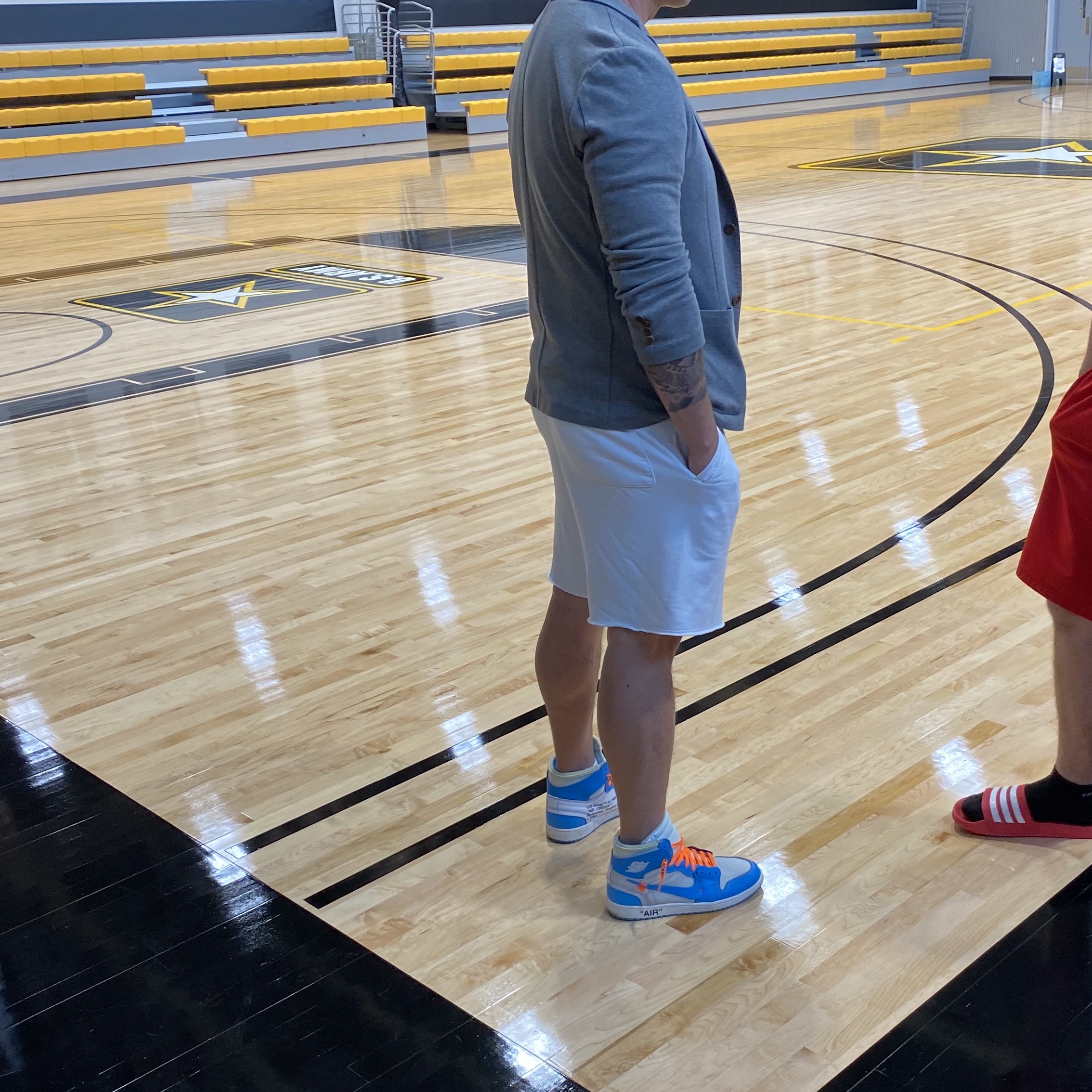 Jordan 1 x Off-White Retro High University Blue 착용 스타일 - 2