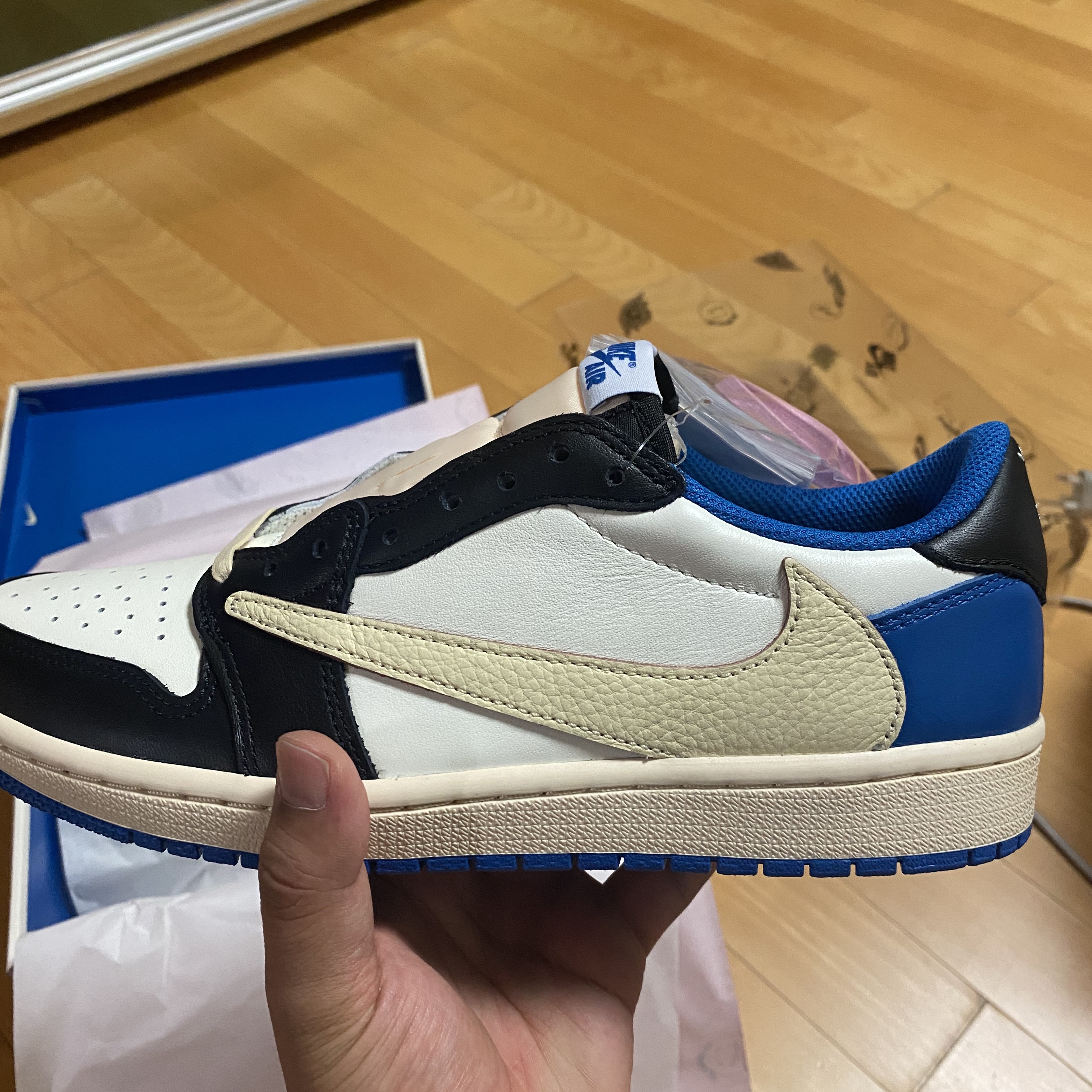 Jordan 1 x Travis Scott x Fragment Retro Low OG SP Military Blue 착용 스타일 - 3
