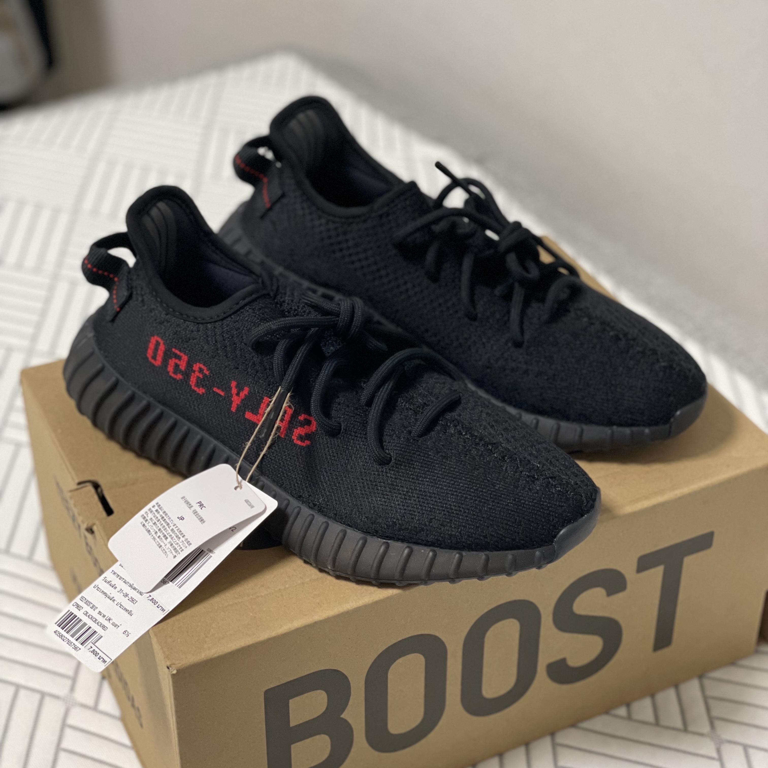 Adidas Yeezy Boost 350 V2 Black Red 2020 착용 스타일 - 2