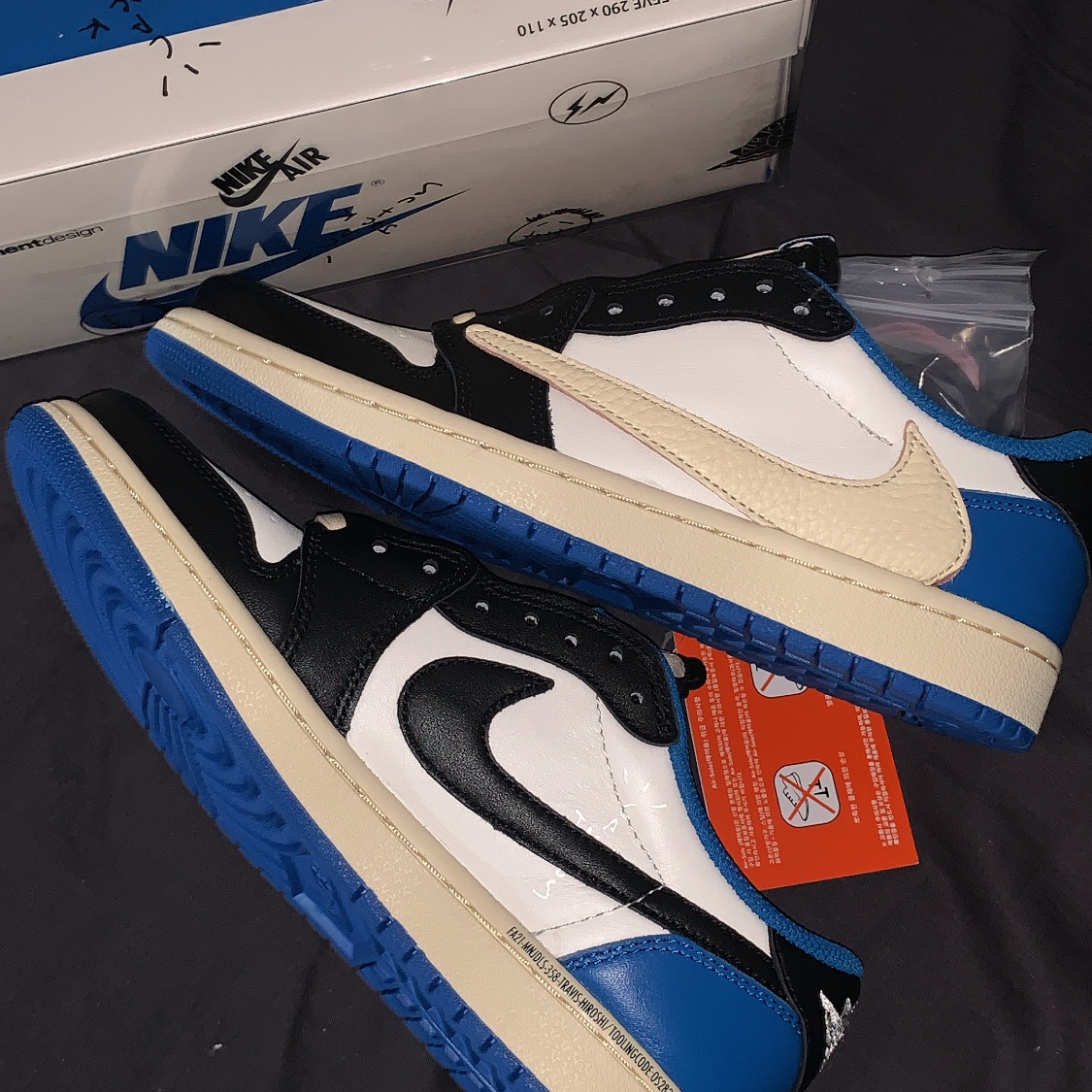 Jordan 1 x Travis Scott x Fragment Retro Low OG SP Military Blue 착용 스타일 - 1