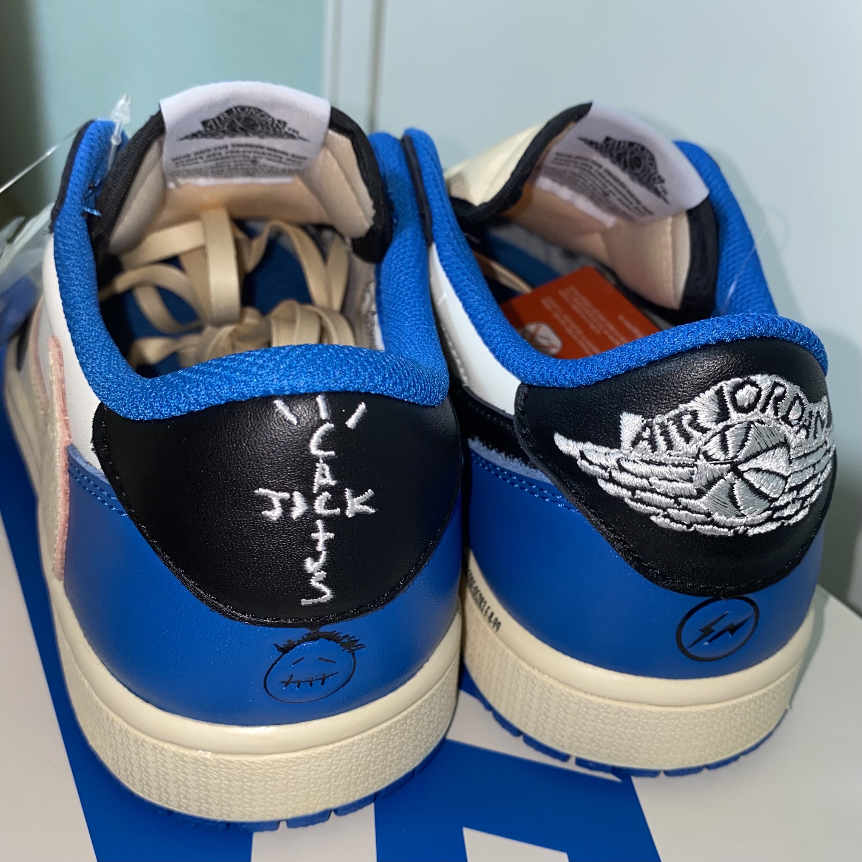 Jordan 1 x Travis Scott x Fragment Retro Low OG SP Military Blue 착용 스타일 - 1