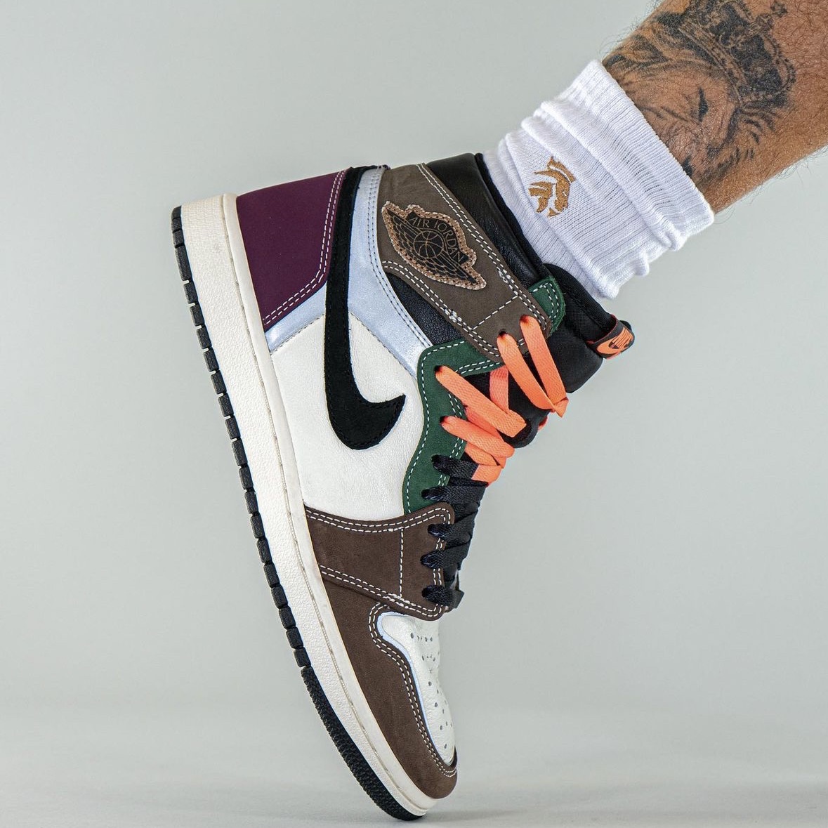 Jordan 1 Retro High OG Black Mocha 착용 스타일 - 5