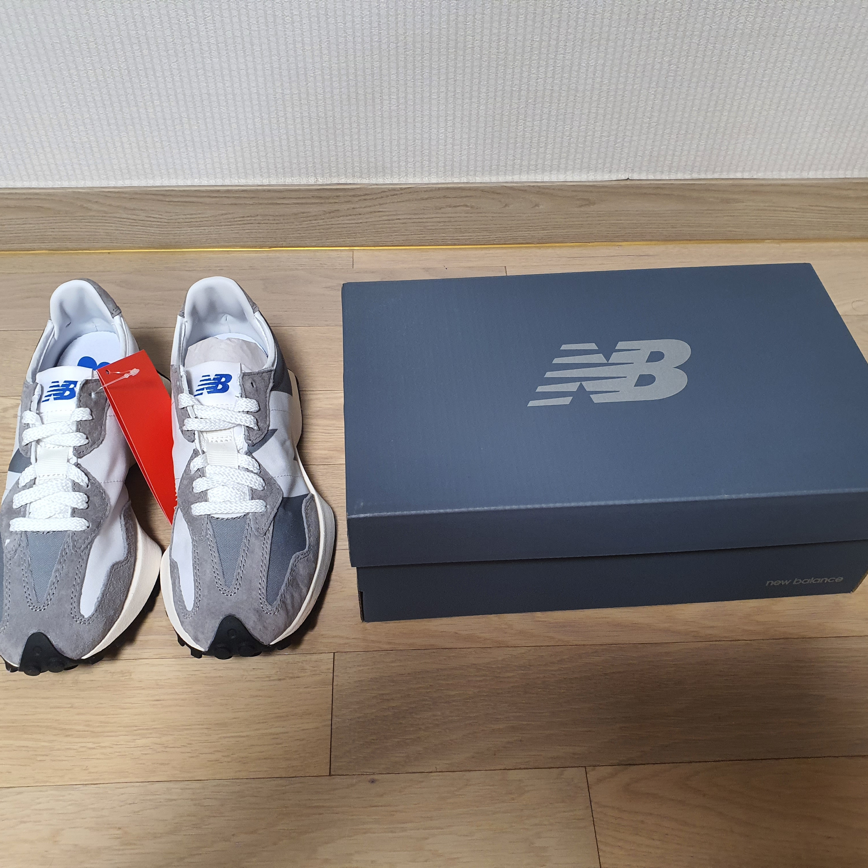 New Balance 327 Grey 착용 스타일 - 2