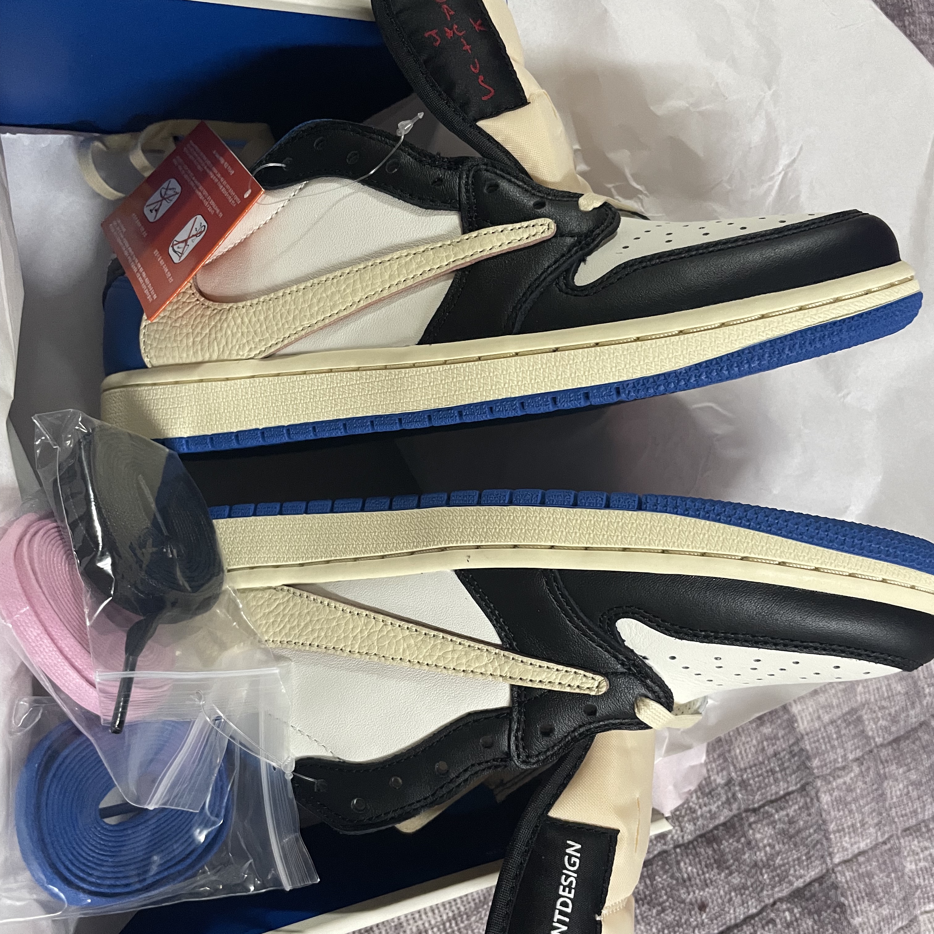 Jordan 1 x Travis Scott x Fragment Retro Low OG SP Military Blue 착용 스타일 - 2