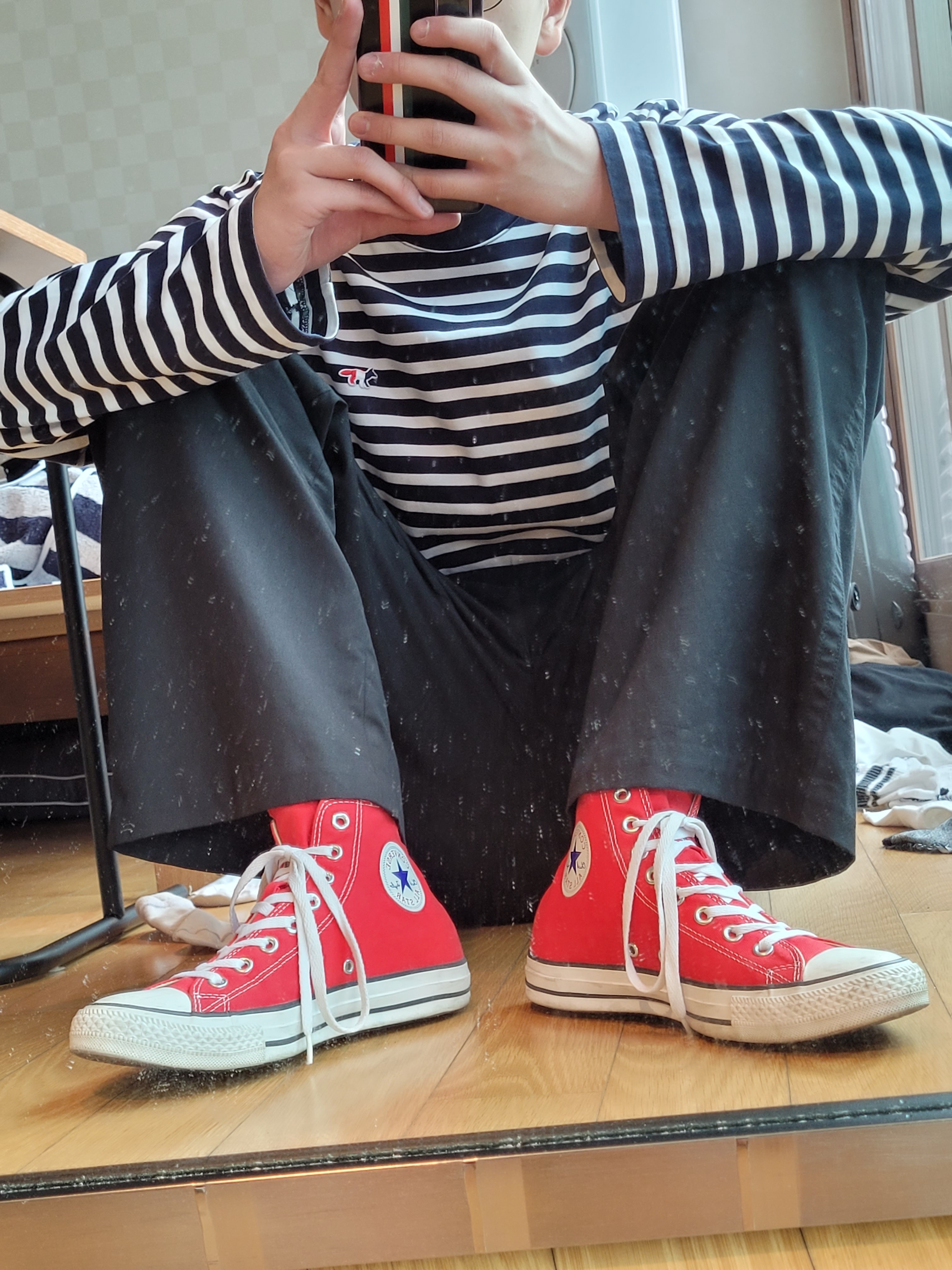 Maison Kitsune Tricolor Fox Patch Classic Marin T-Shirt Black, Converse Chuck Taylor All Star Core High Red 착용 스타일 - 2