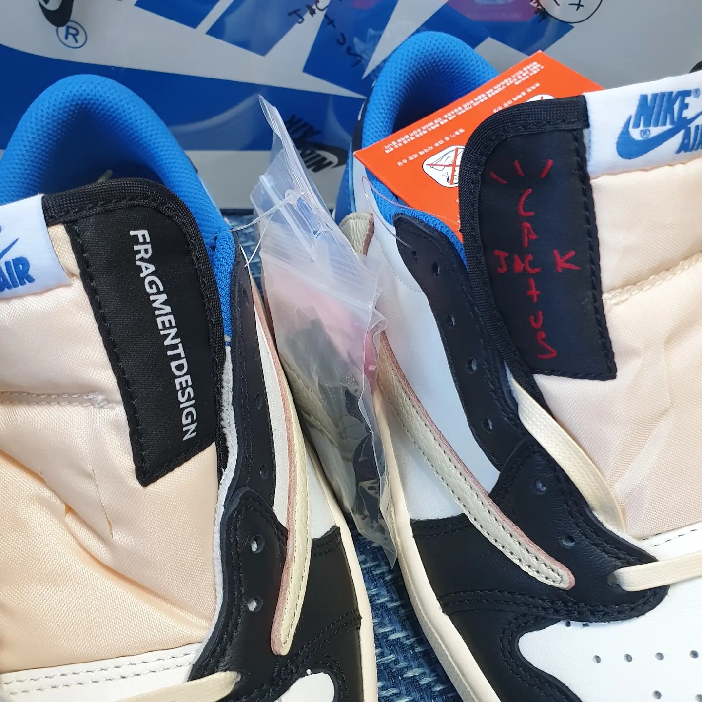 Jordan 1 x Travis Scott x Fragment Retro Low OG SP Military Blue 착용 스타일 - 3