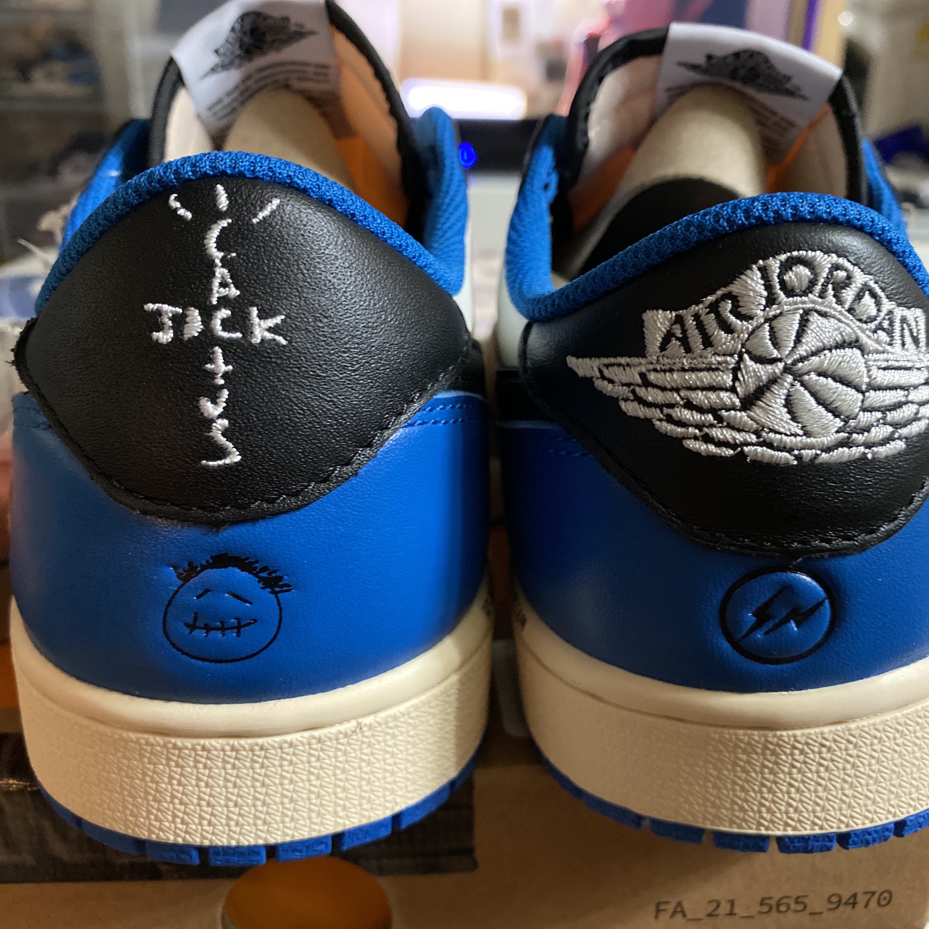 Jordan 1 x Travis Scott x Fragment Retro Low OG SP Military Blue, Nike x Off-White Dunk Low The 50 - Lot 18 착용 스타일 - 2