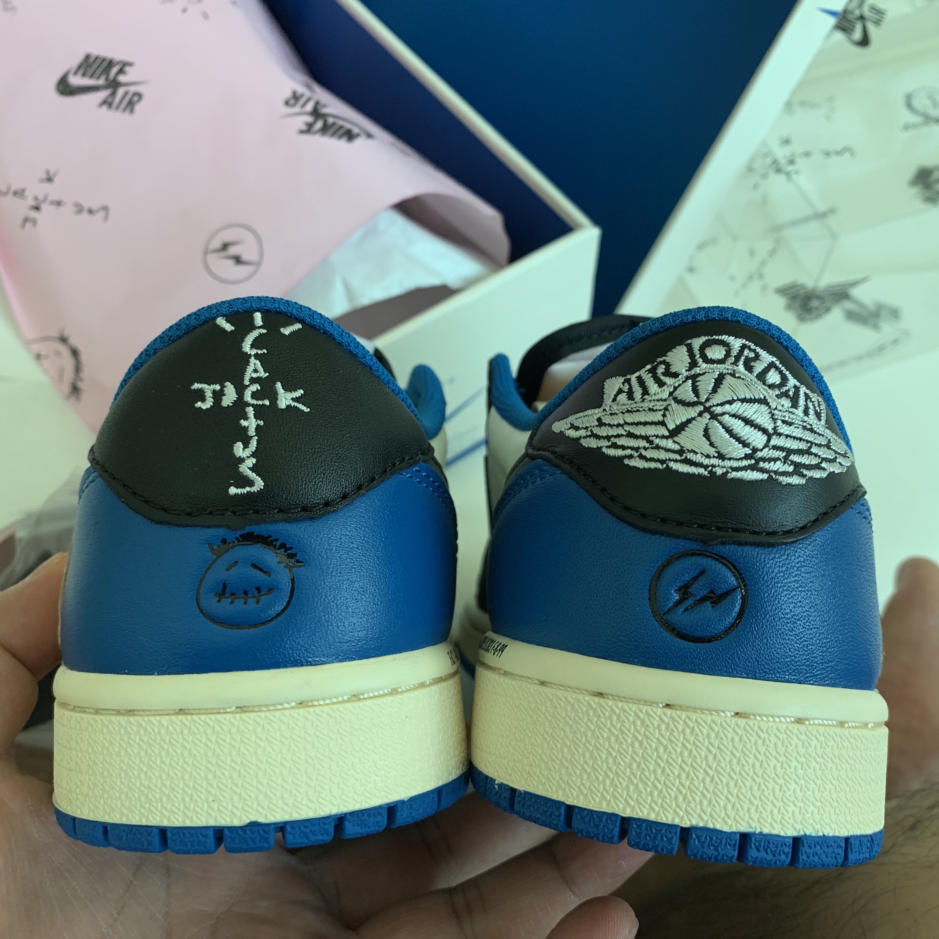 Jordan 1 x Travis Scott x Fragment Retro Low OG SP Military Blue 착용 스타일 - 4