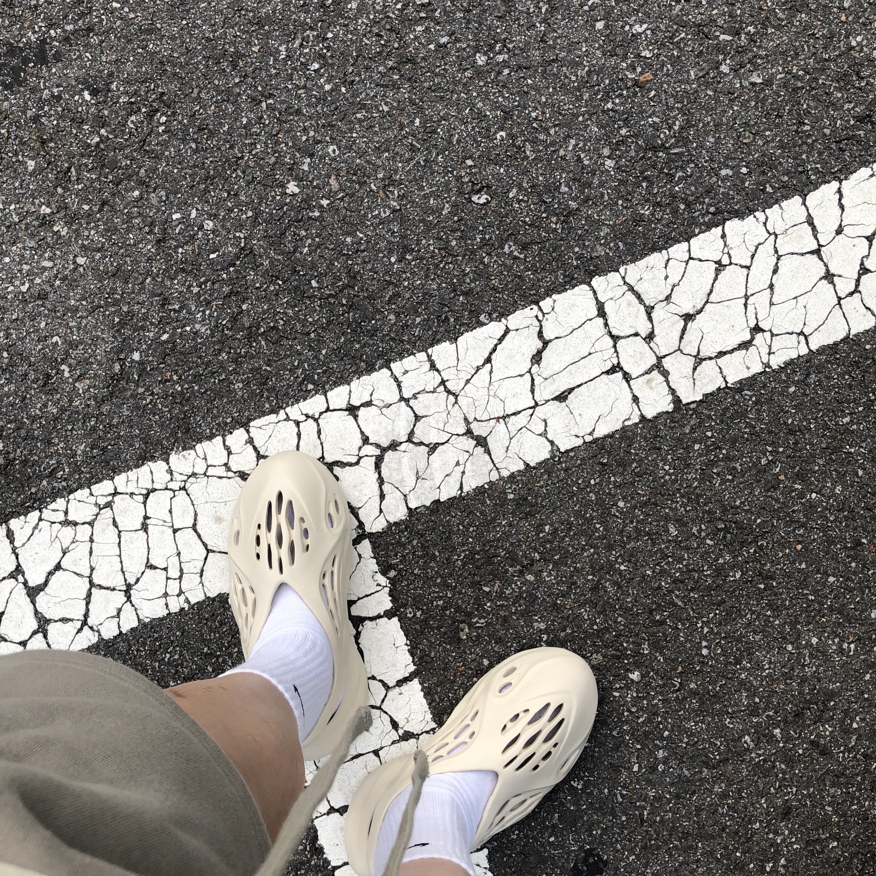 Essentials Sweatshorts Taupe - 21SS, Adidas Yeezy Foam RNNR Sand 착용 스타일 - 2