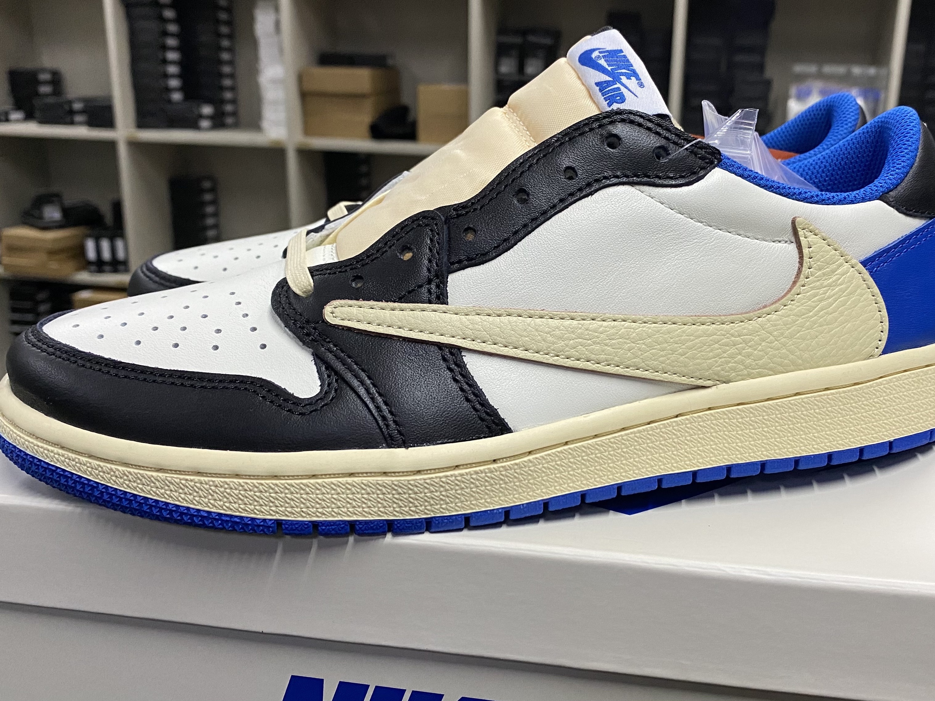 Jordan 1 x Travis Scott x Fragment Retro Low OG SP Military Blue 착용 스타일 - 1