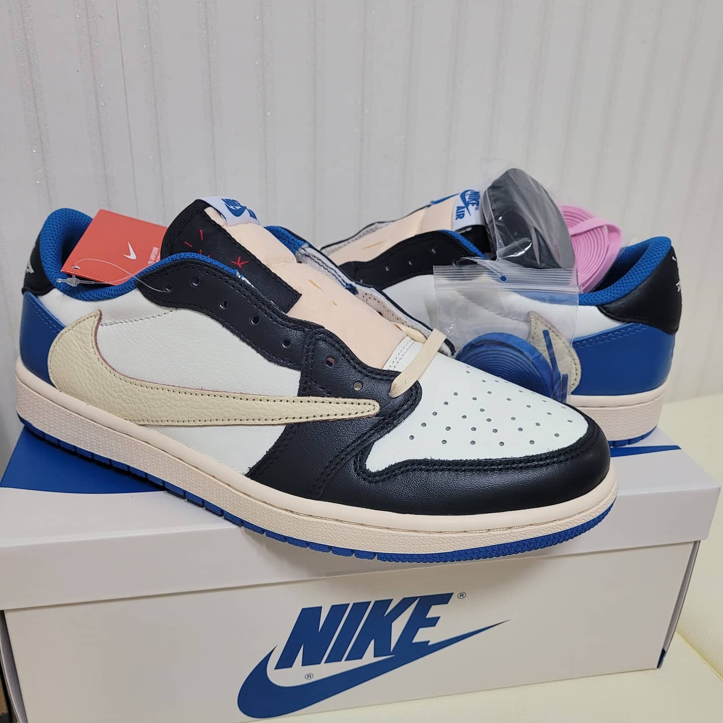 Jordan 1 x Travis Scott x Fragment Retro Low OG SP Military Blue, Nike x Off-White Dunk Low The 50 - Lot 46 착용 스타일 - 3