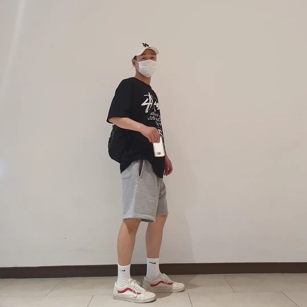 Stussy World Tour T-Shirt Black, Vans Style 36 Marshmallow Racing Red 착용 스타일