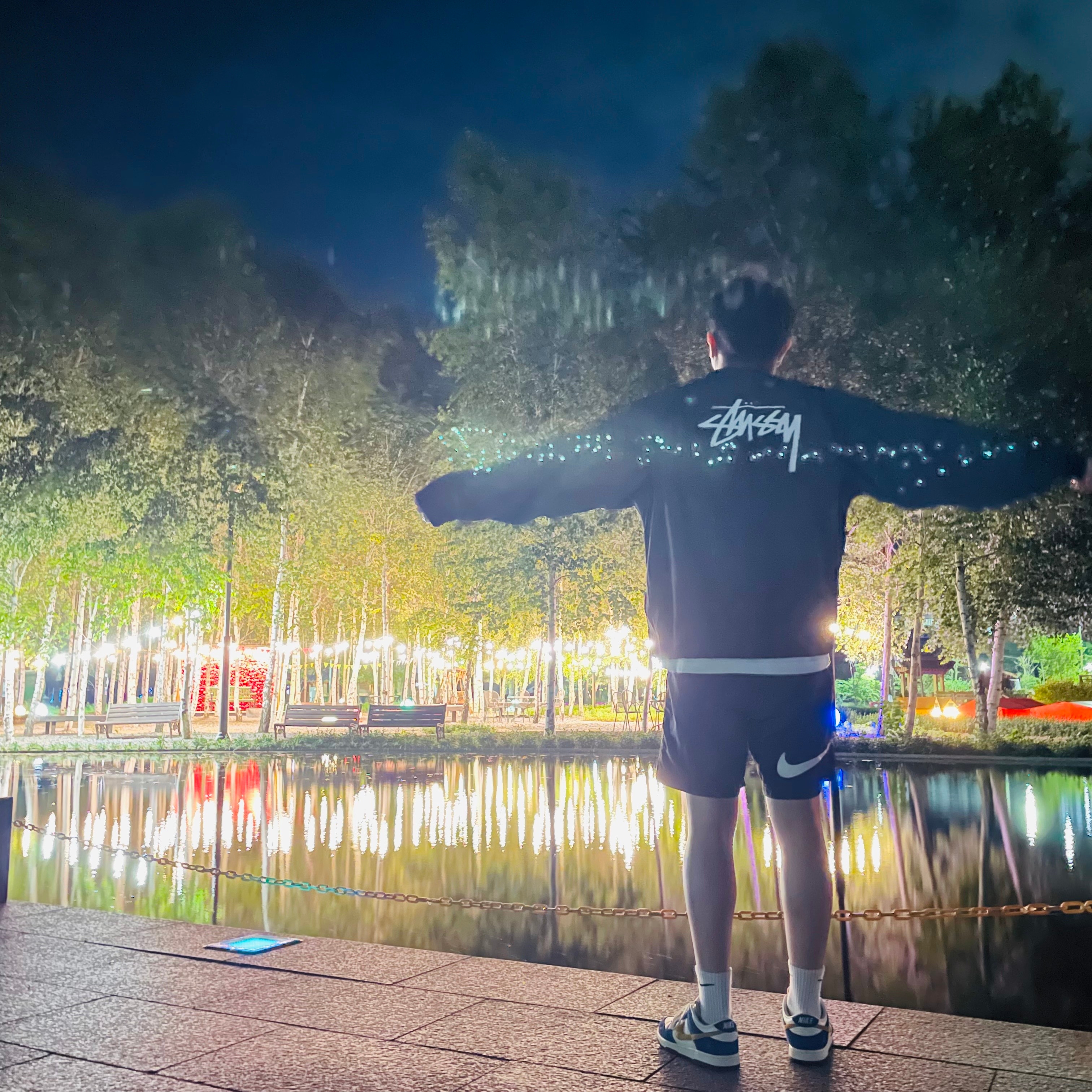Nike x Stussy Windrunner Jacket Off Noir, Nike x Stussy Water Shorts Off Noir 착용 스타일