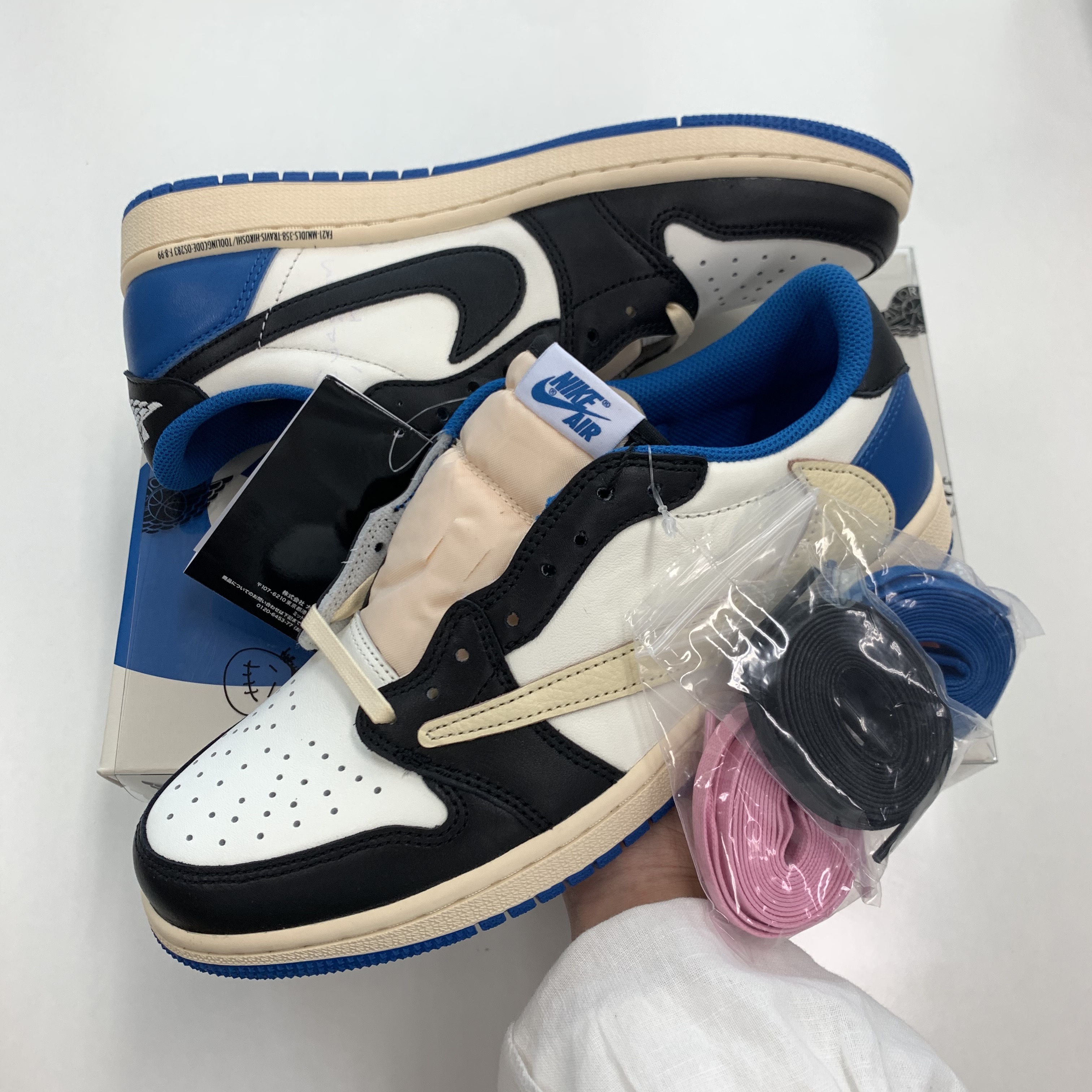 Jordan 1 x Travis Scott x Fragment Retro Low OG SP Military Blue 착용 스타일 - 1
