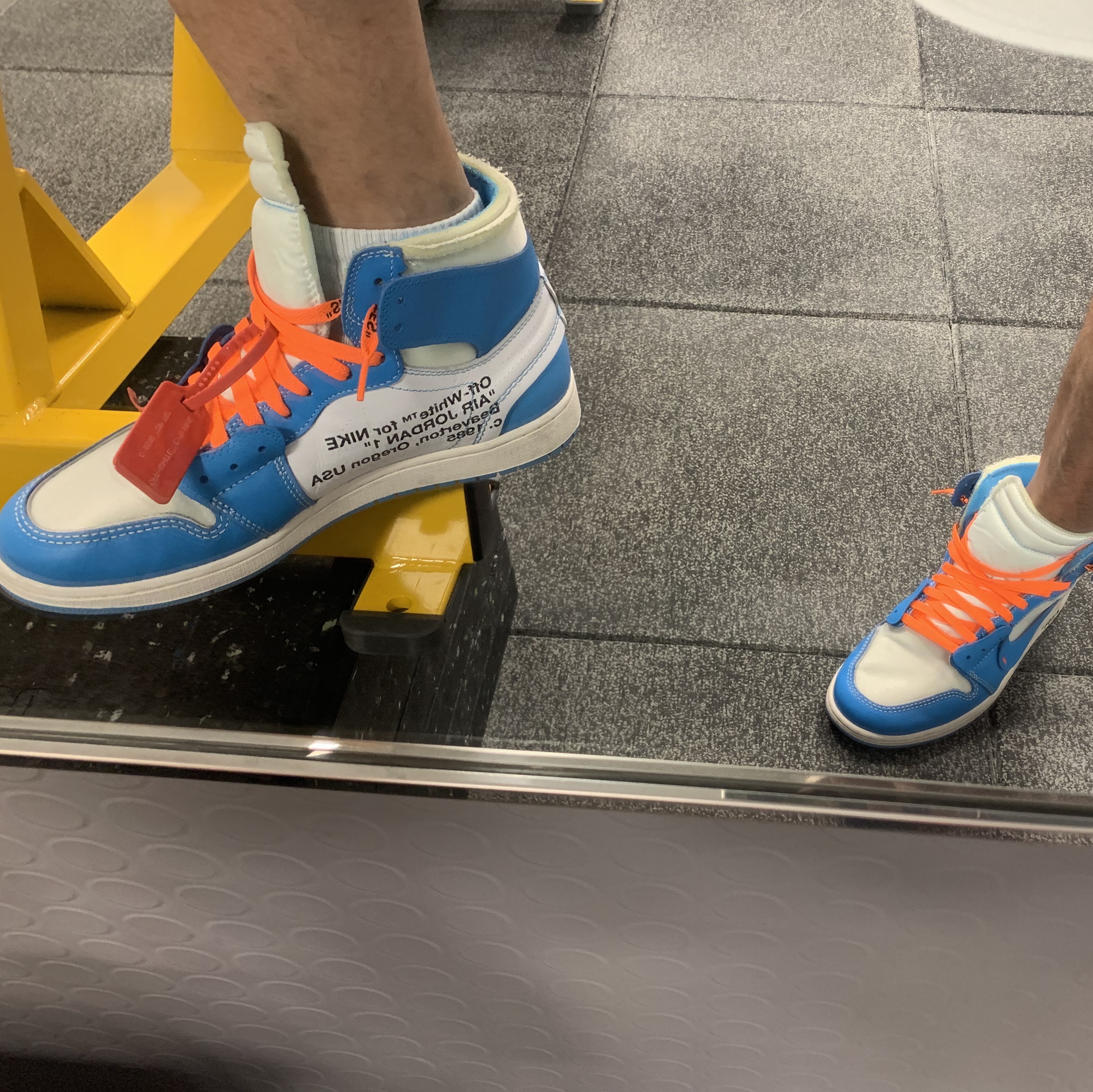 Jordan 1 x Off-White Retro High University Blue 착용 스타일 - 1