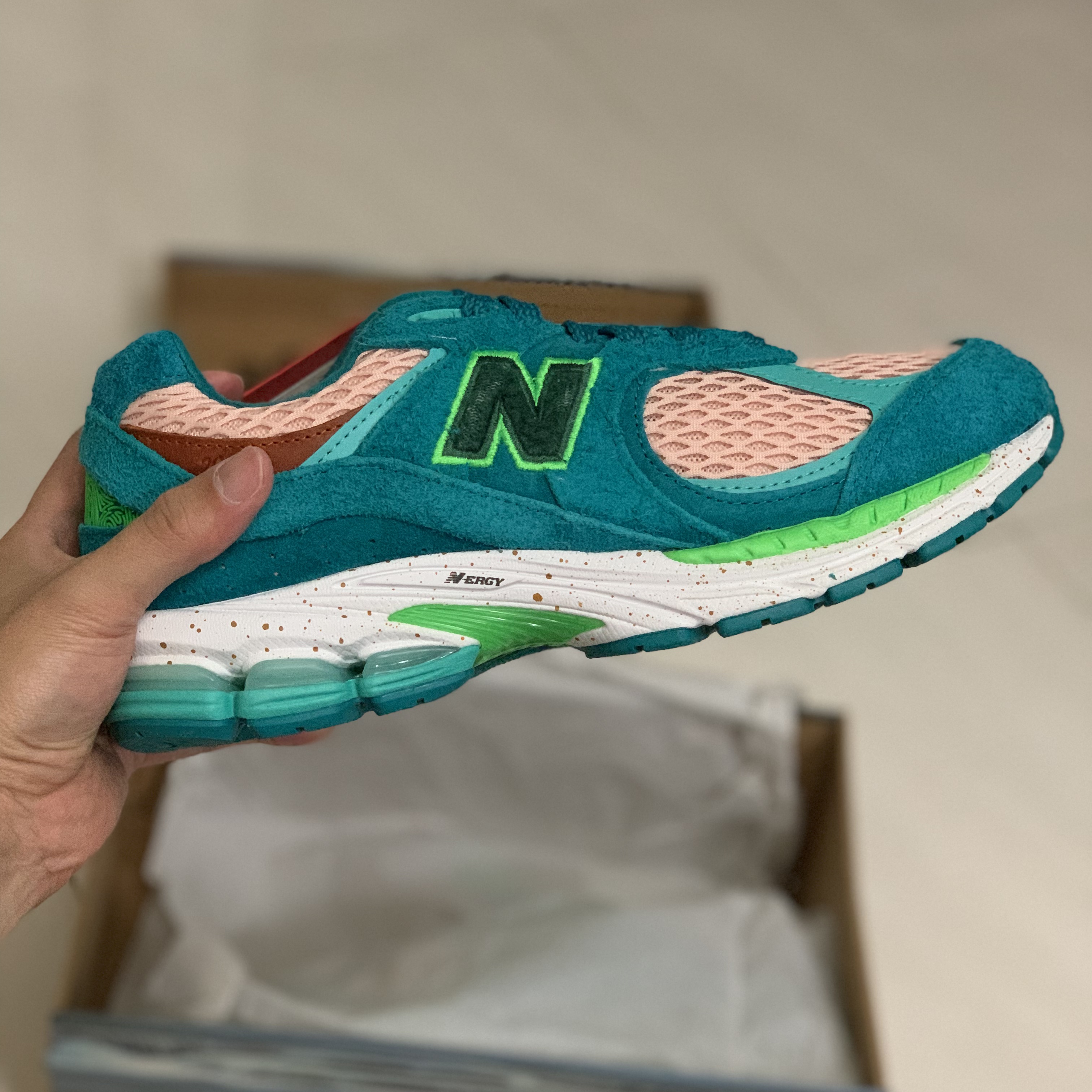 New Balance x Salehe Bembury 2002R Water Be The Guide 착용 스타일 - 1