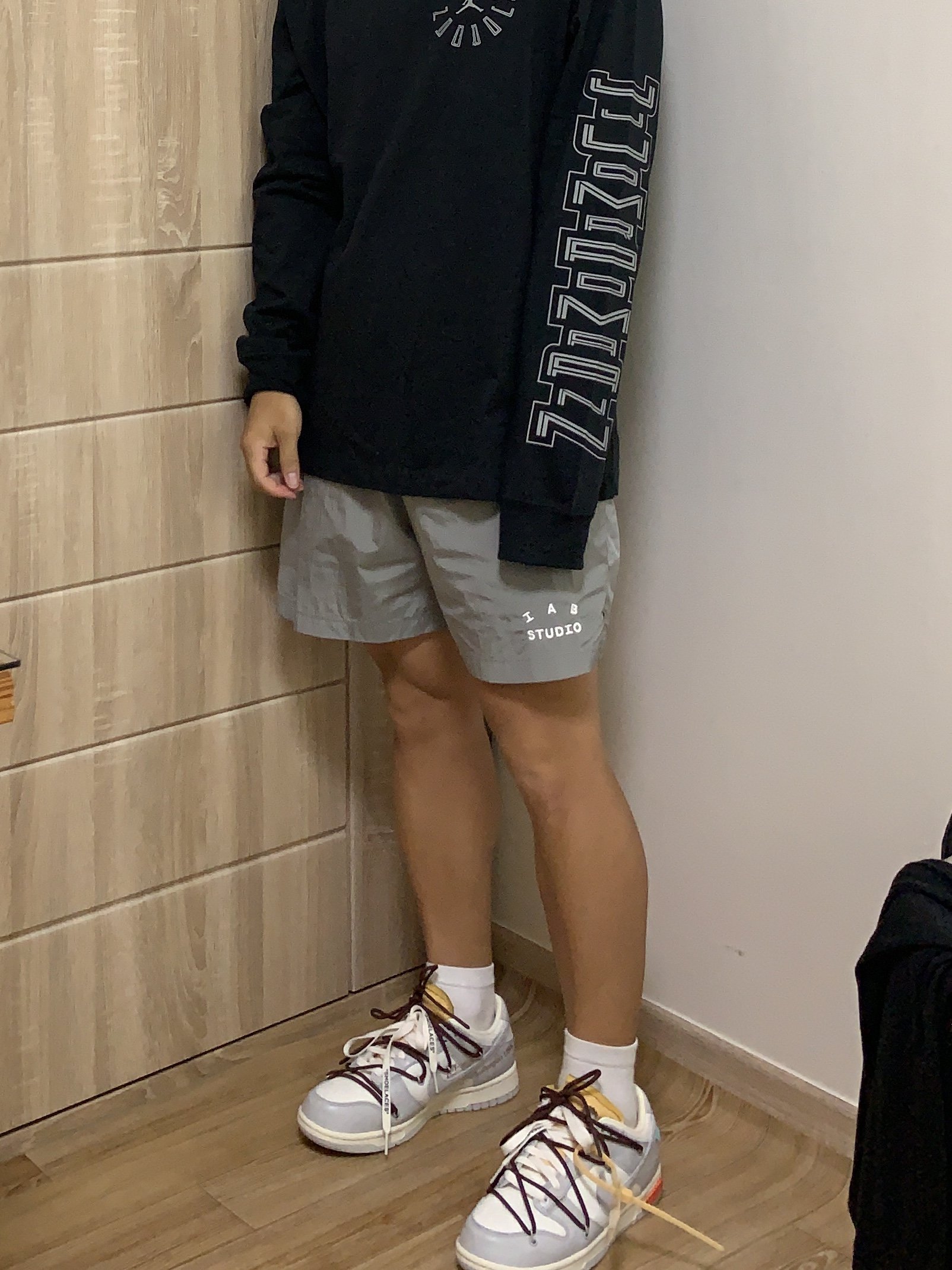 Nike x Off-White Dunk Low The 50 - Lot 46, IAB Studio Woven Shorts Gray 착용 스타일 - 3