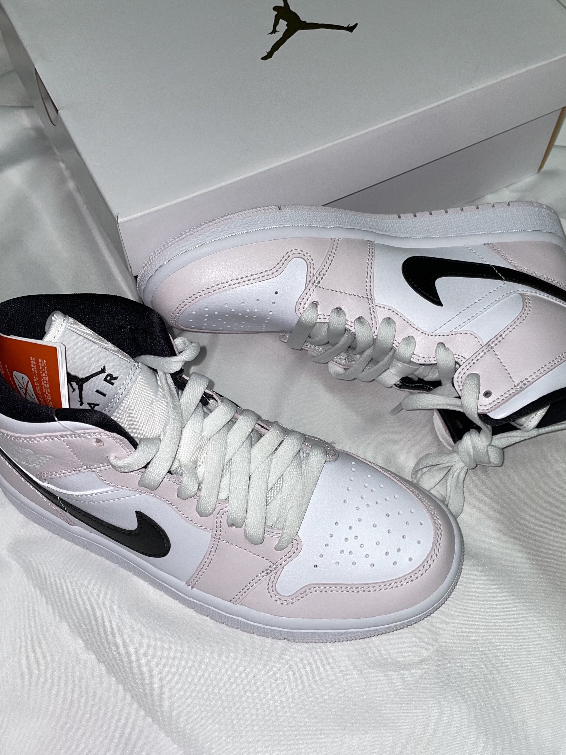 (W) Jordan 1 Mid Barely Rose 착용 스타일 - 4