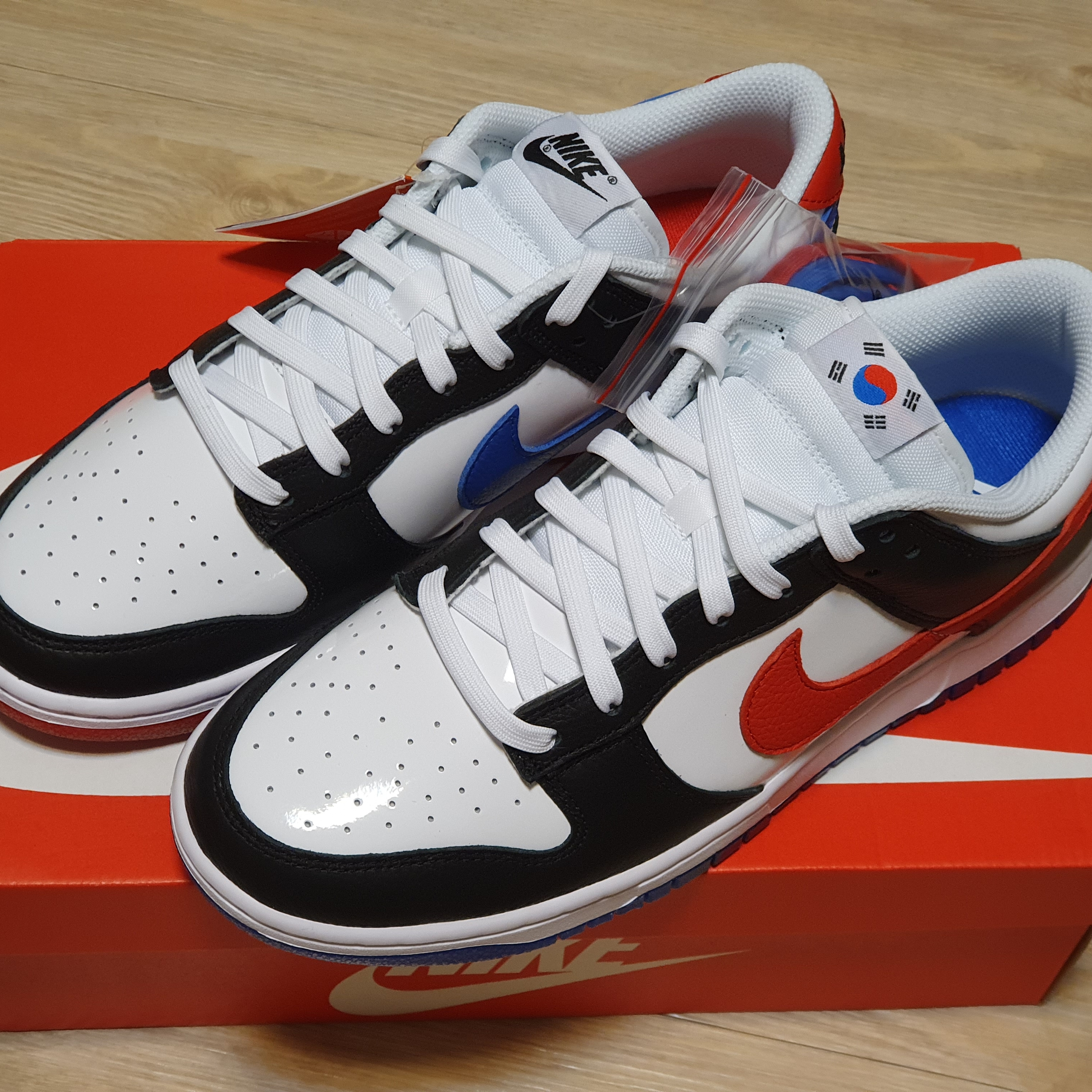 Nike Dunk Low SE Seoul (With Special Gift) 착용 스타일 - 2