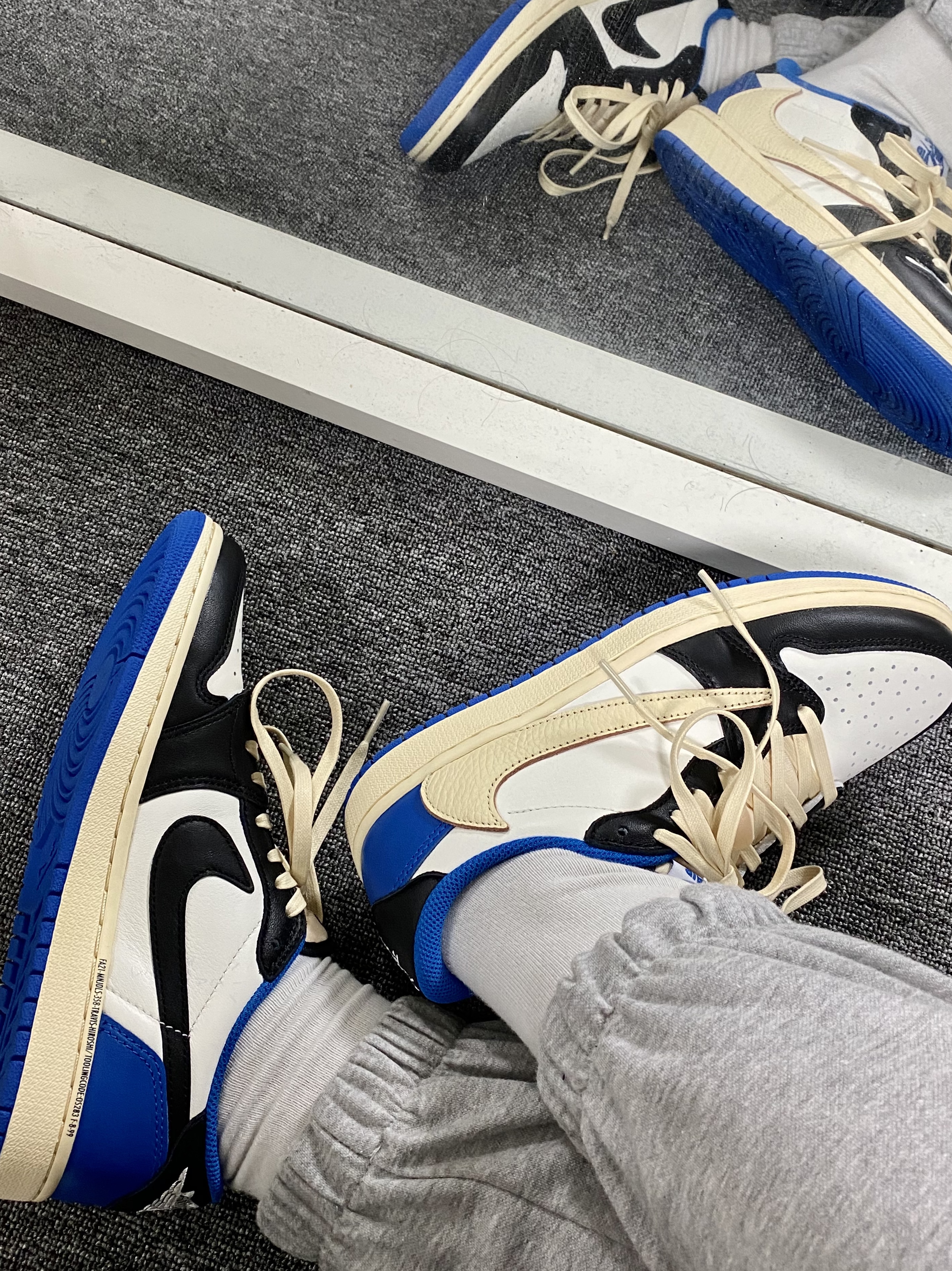 Jordan 1 x Travis Scott x Fragment Retro Low OG SP Military Blue 착용 스타일 - 2