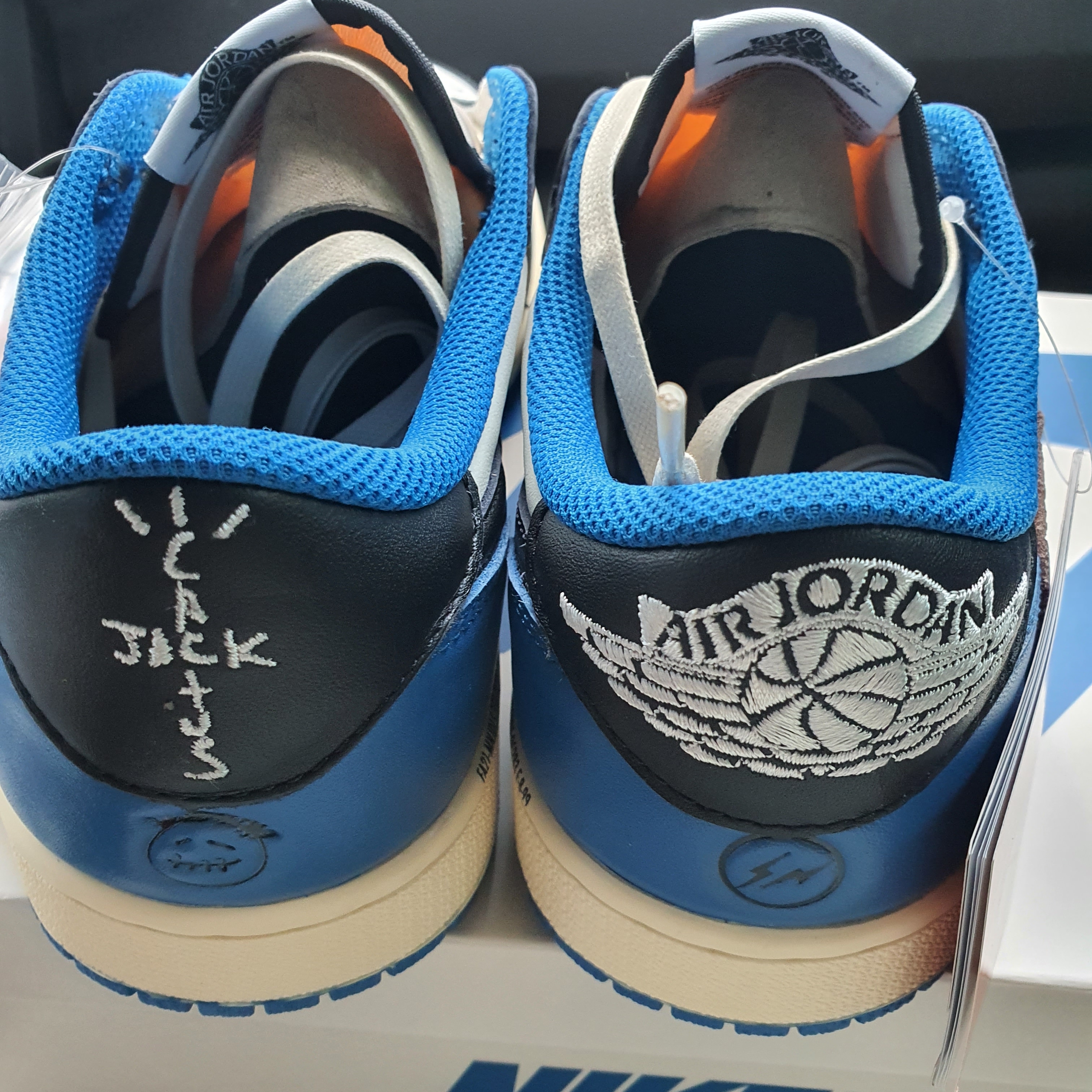 Jordan 1 x Travis Scott x Fragment Retro Low OG SP Military Blue 착용 스타일 - 4