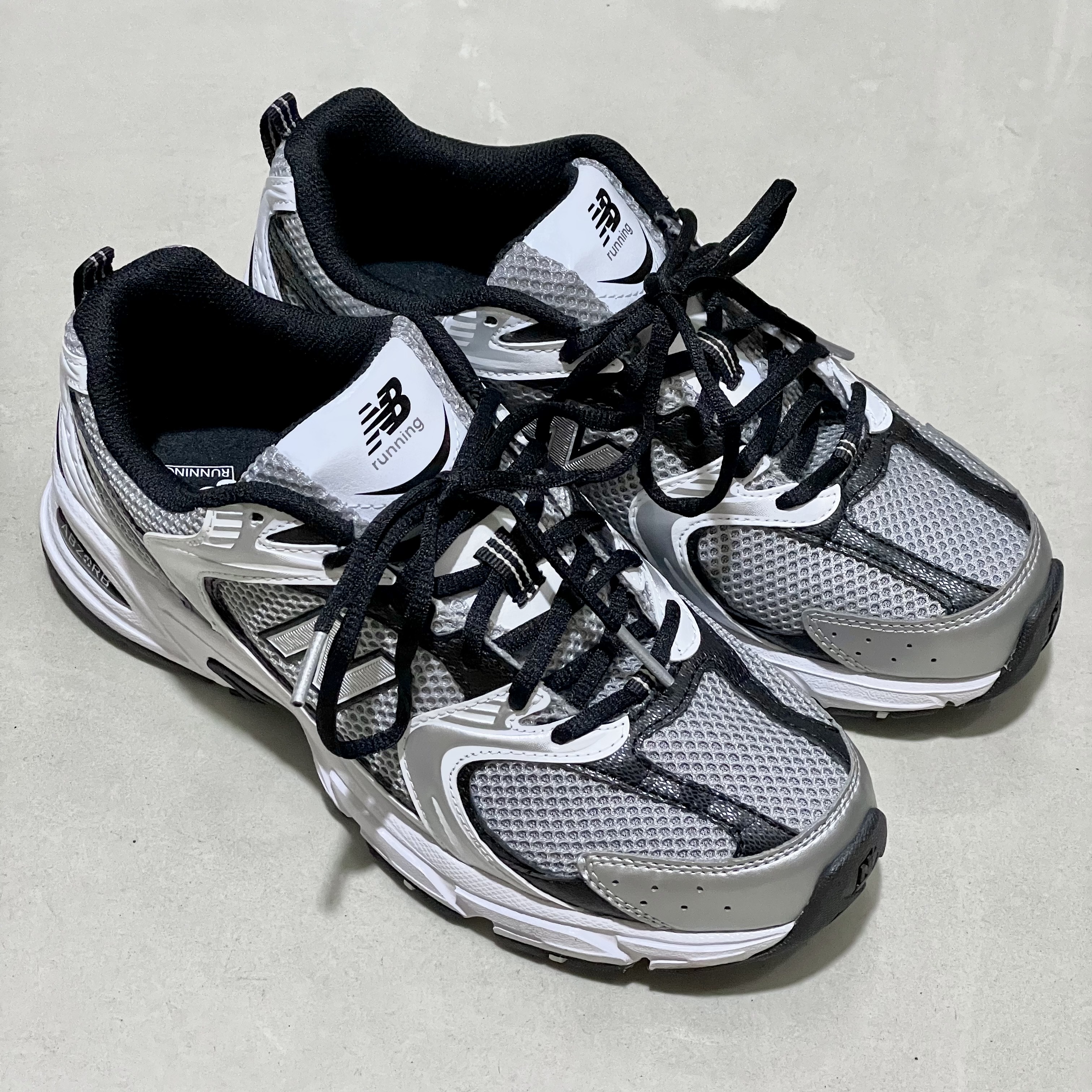 New Balance 530 Silver Black 착용 스타일