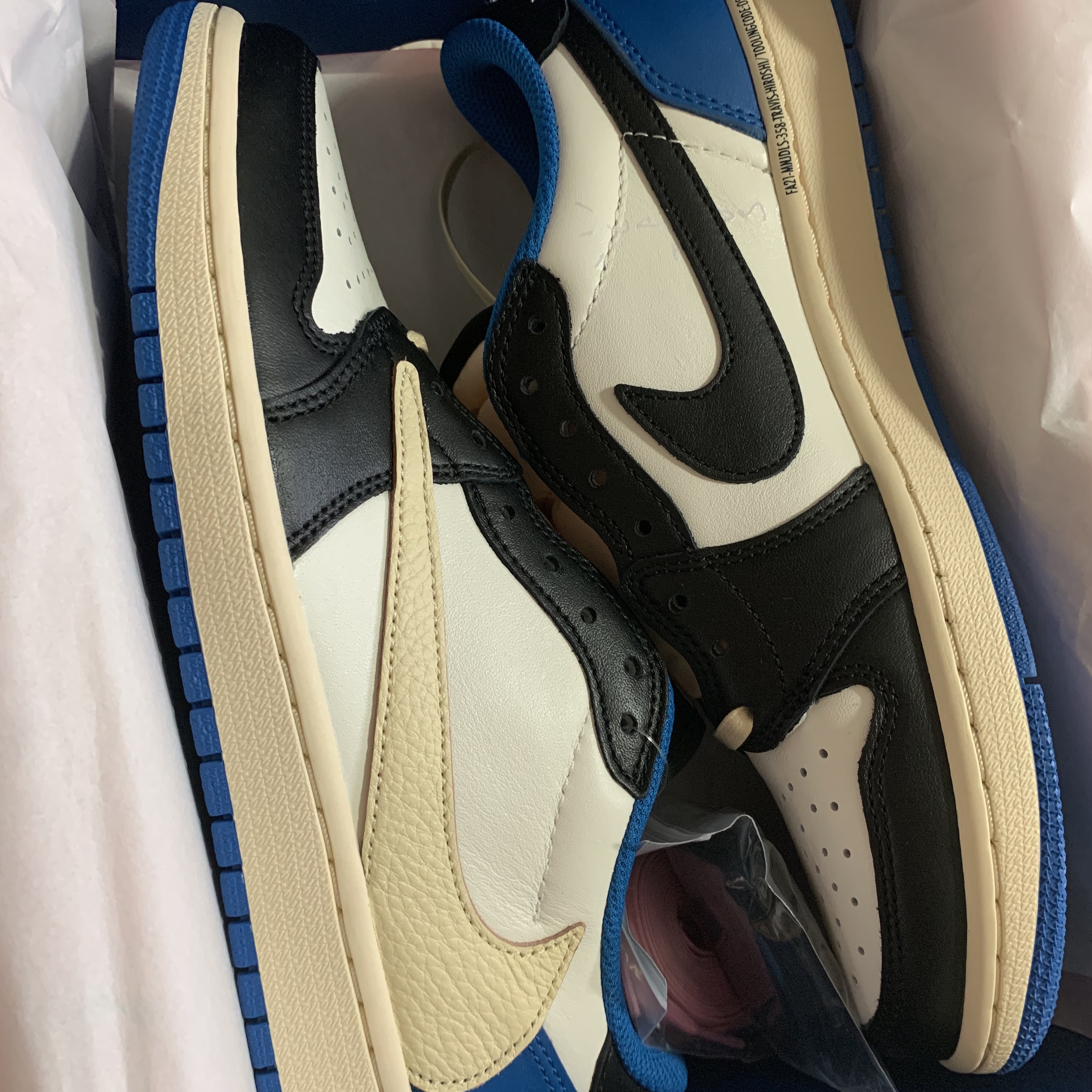 Jordan 1 x Travis Scott x Fragment Retro Low OG SP Military Blue 착용 스타일 - 1