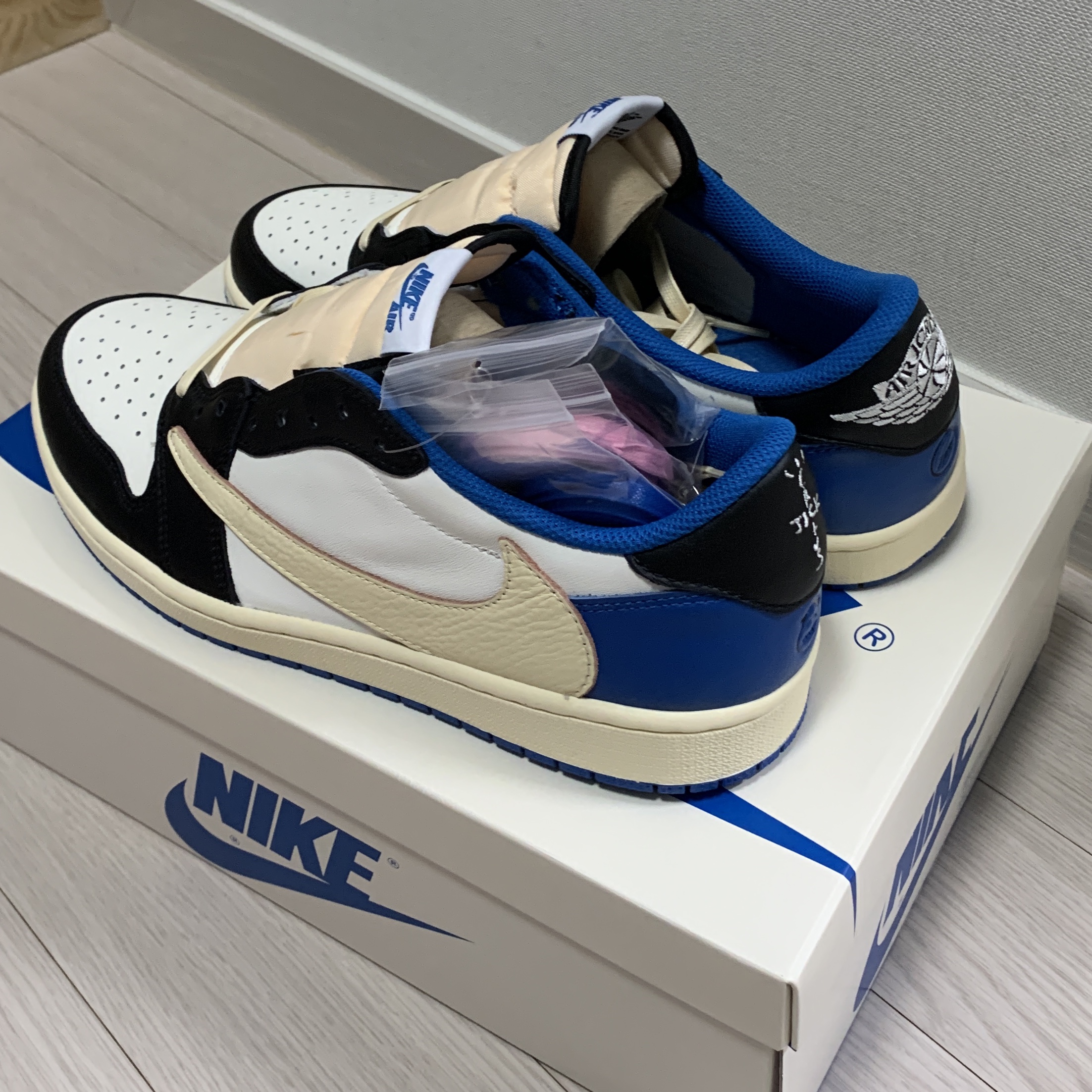 Jordan 1 x Travis Scott x Fragment Retro Low OG SP Military Blue 착용 스타일 - 4