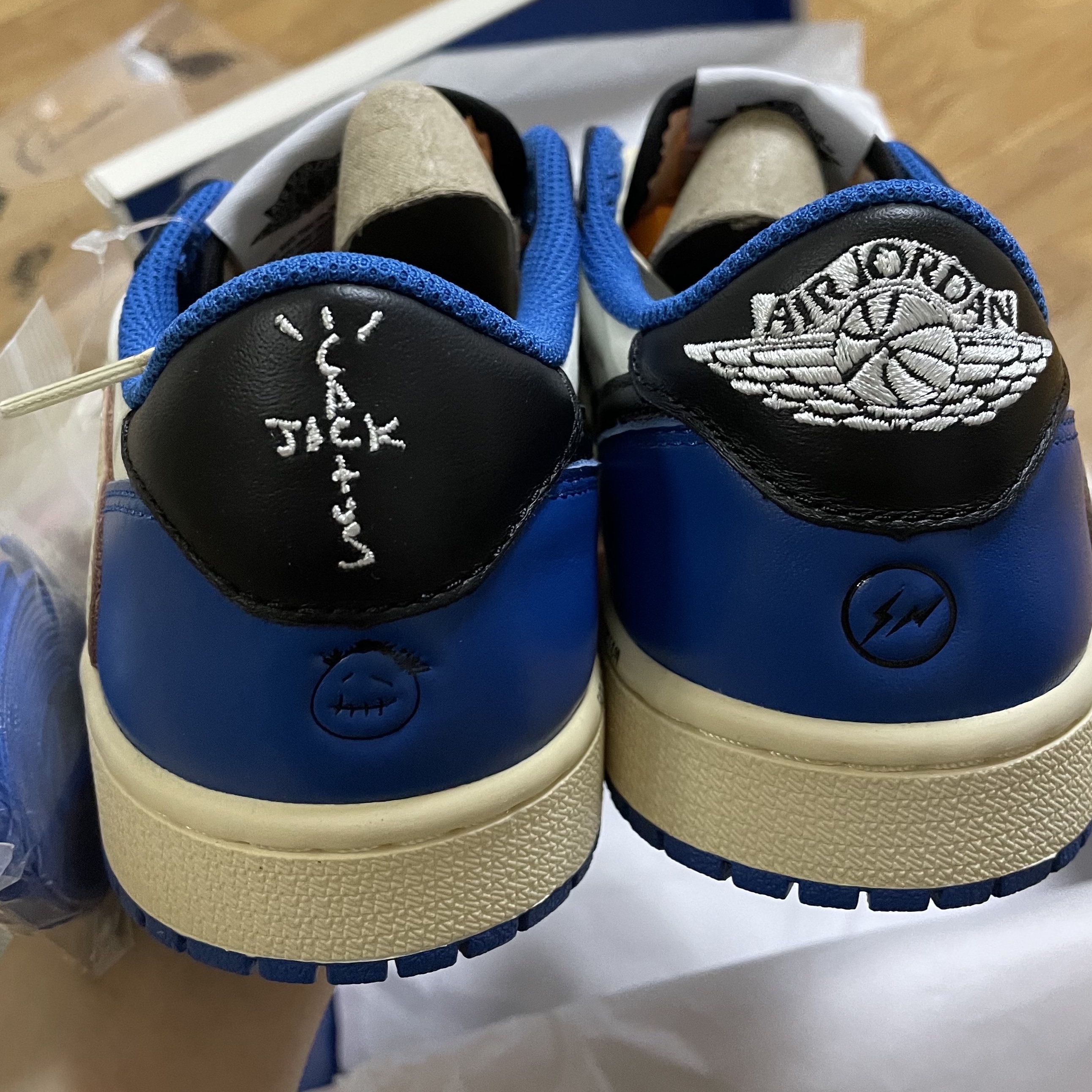 Jordan 1 x Travis Scott x Fragment Retro Low OG SP Military Blue 착용 스타일 - 2