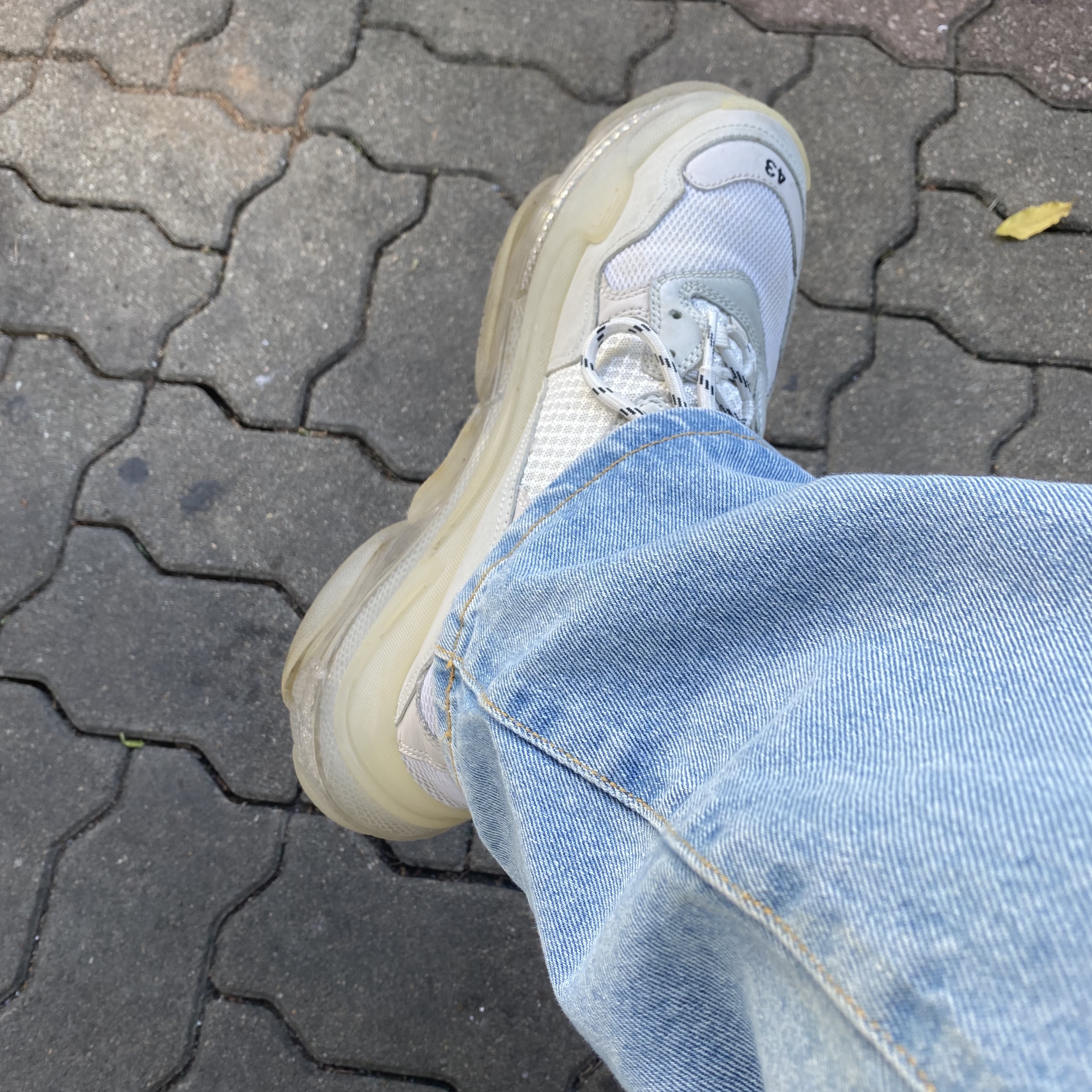 (W) Balenciaga Triple S Clear Sole White 2019 착용 스타일 - 2