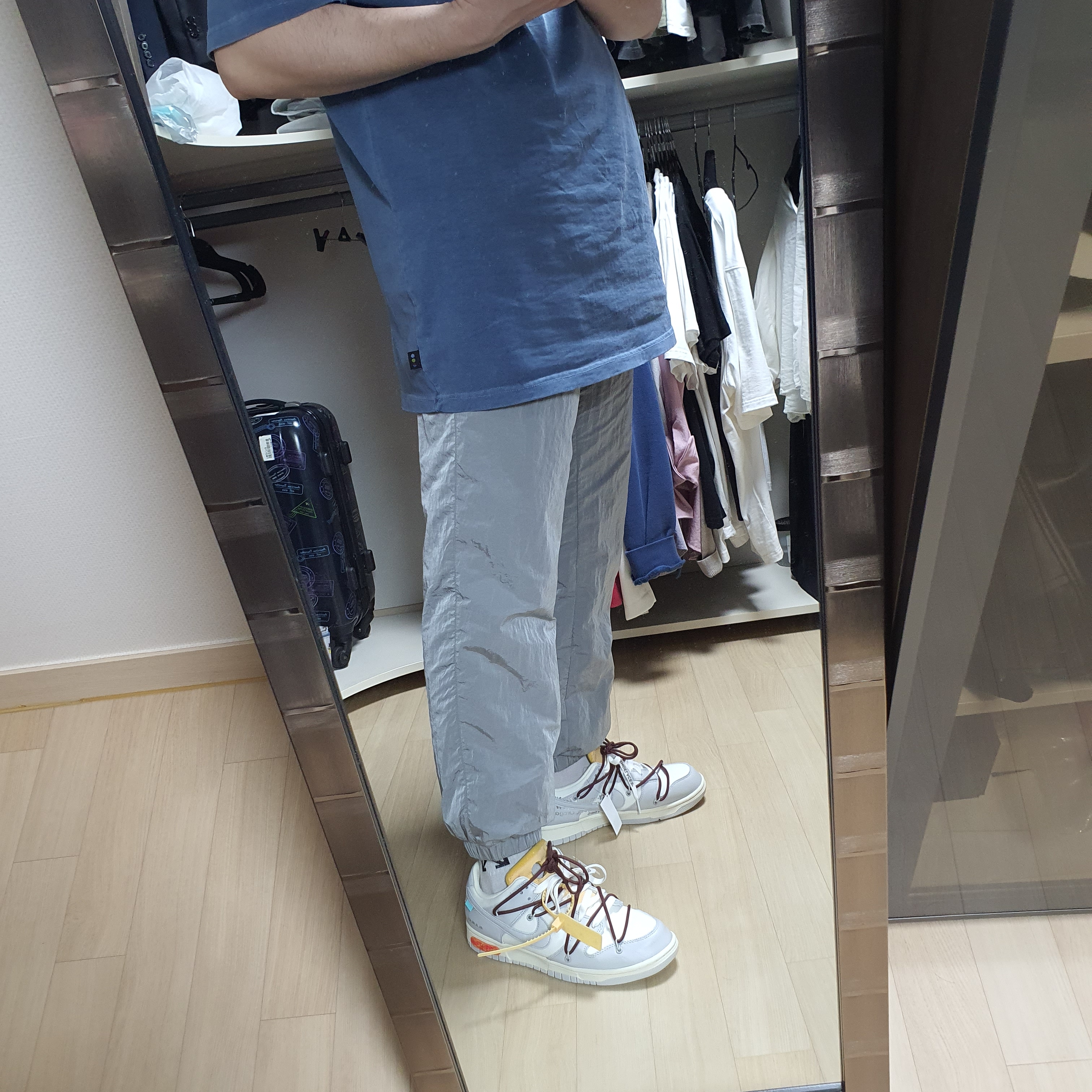 Nike x Off-White Dunk Low The 50 - Lot 46, IAB Studio Pigment T-Shirt Blue 착용 스타일 - 1