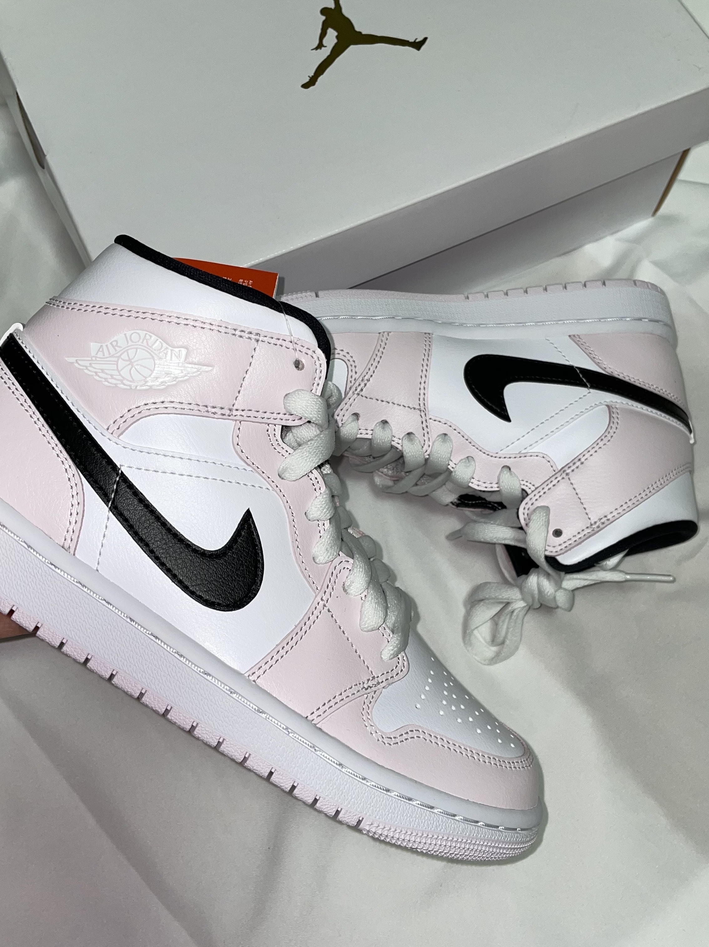 (W) Jordan 1 Mid Barely Rose 착용 스타일 - 3