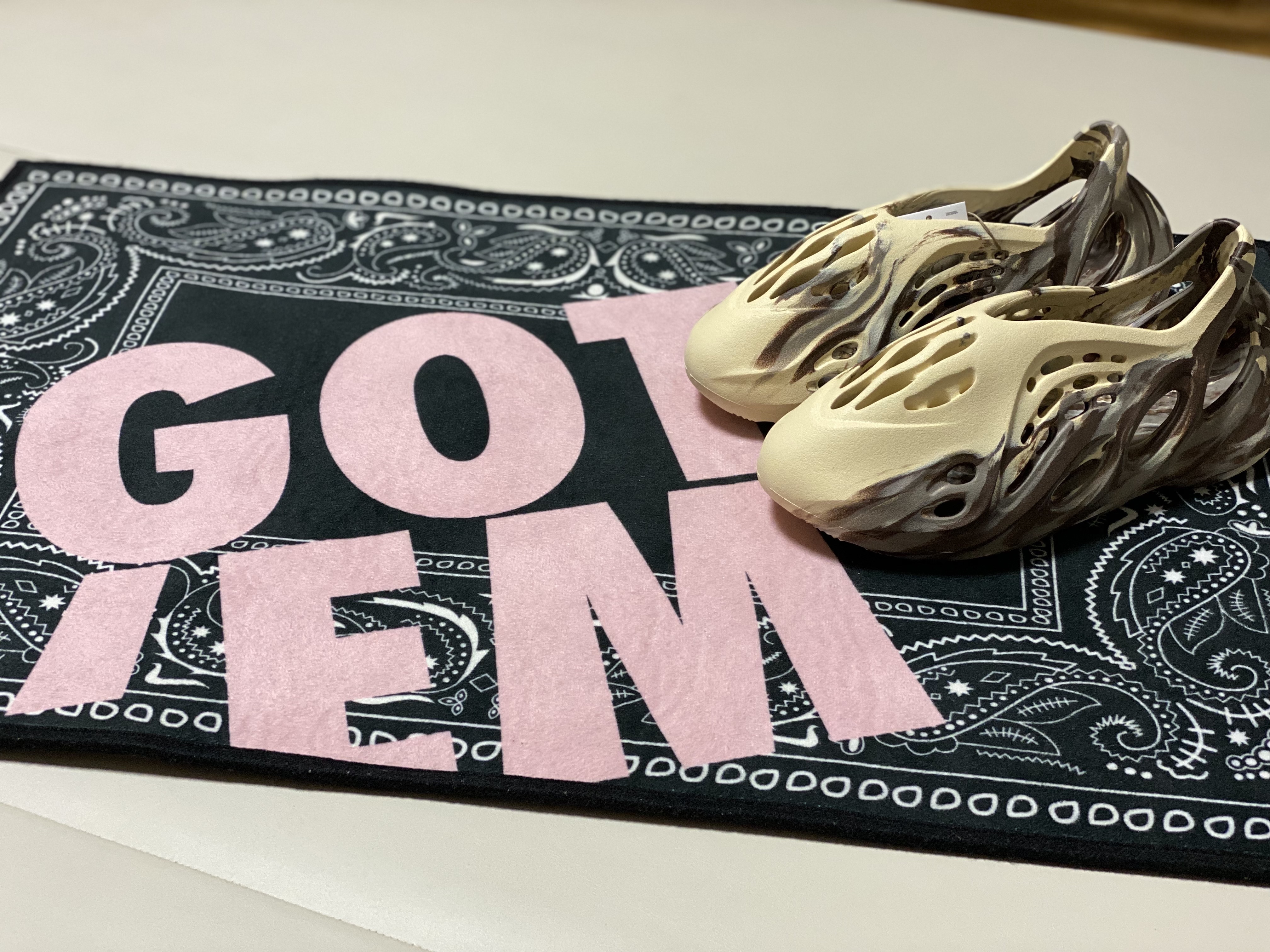Adidas Yeezy Foam RNNR MX Cream Clay 착용 스타일