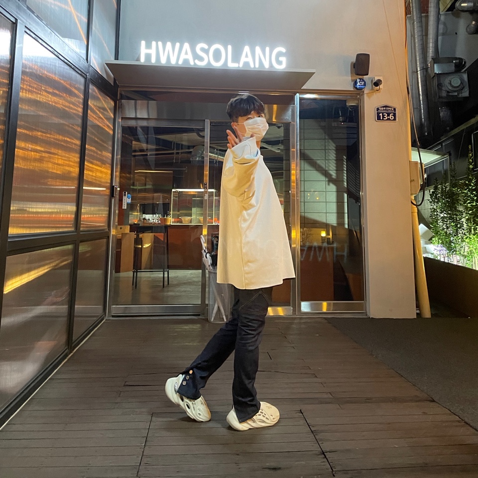 Adidas Yeezy Foam RNNR Sand 착용 스타일 - 2