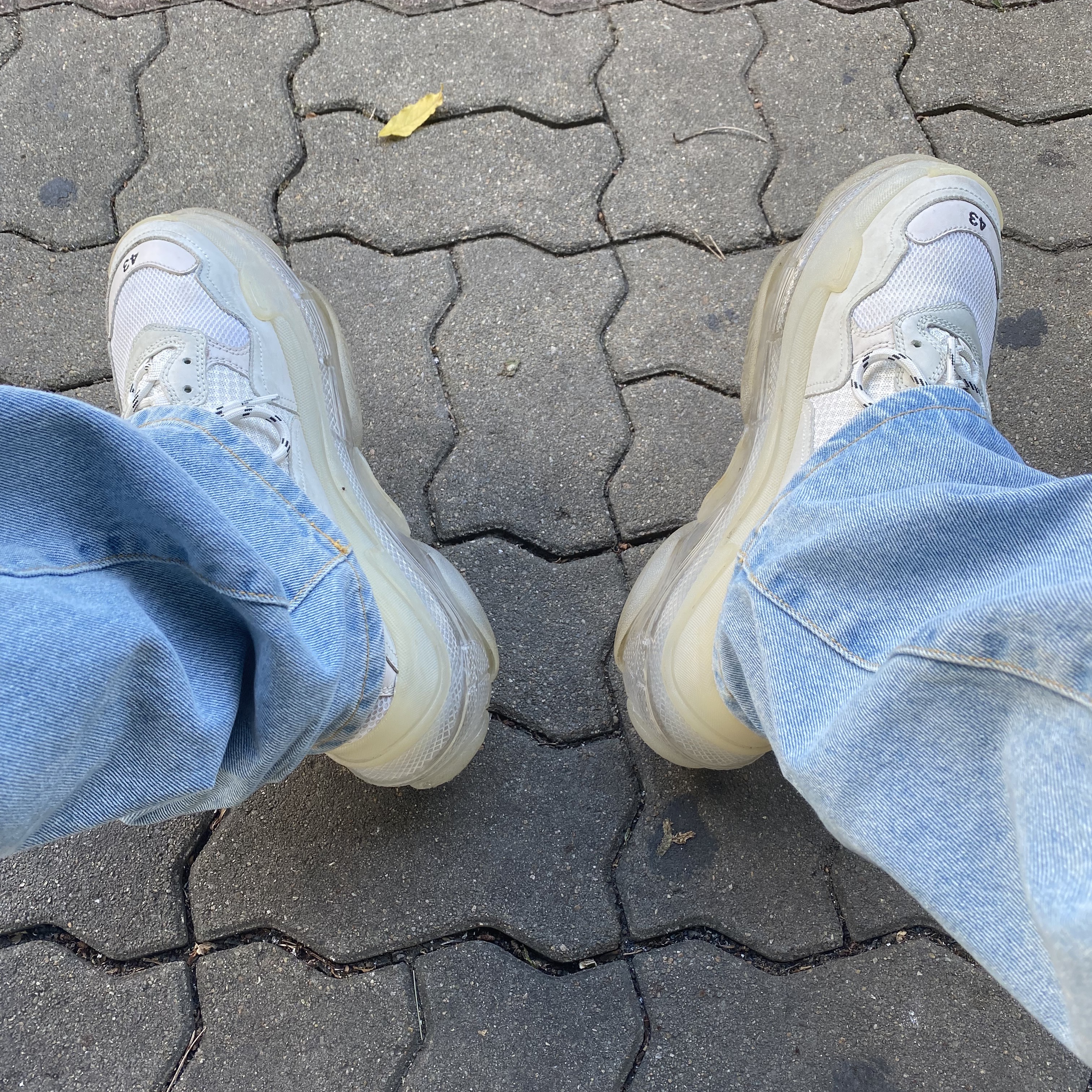 (W) Balenciaga Triple S Clear Sole White 2019 착용 스타일 - 1
