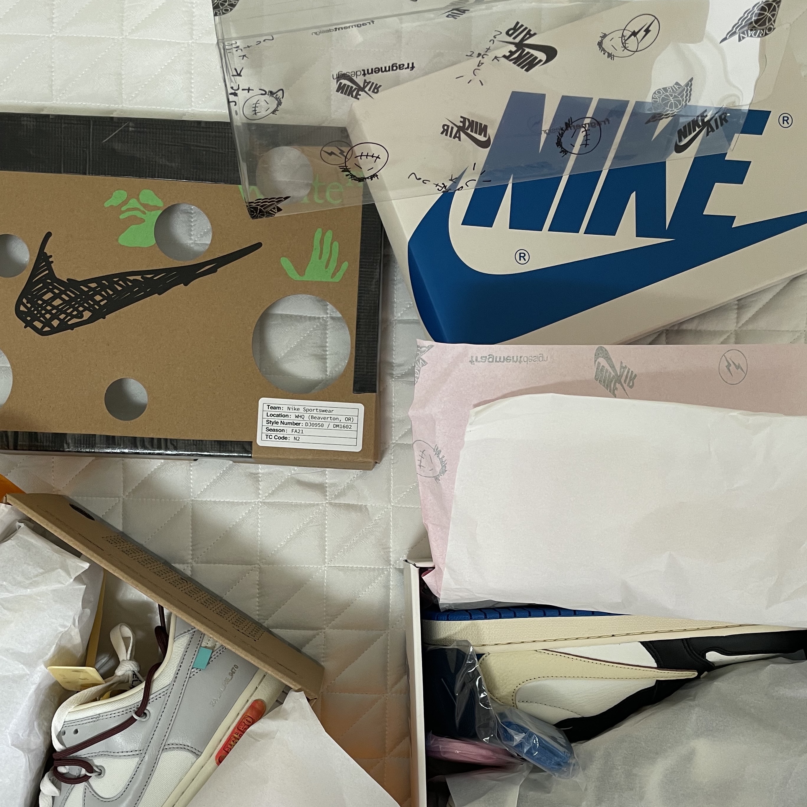 Jordan 1 x Travis Scott x Fragment Retro Low OG SP Military Blue, Nike x Off-White Dunk Low The 50 - Lot 46 착용 스타일