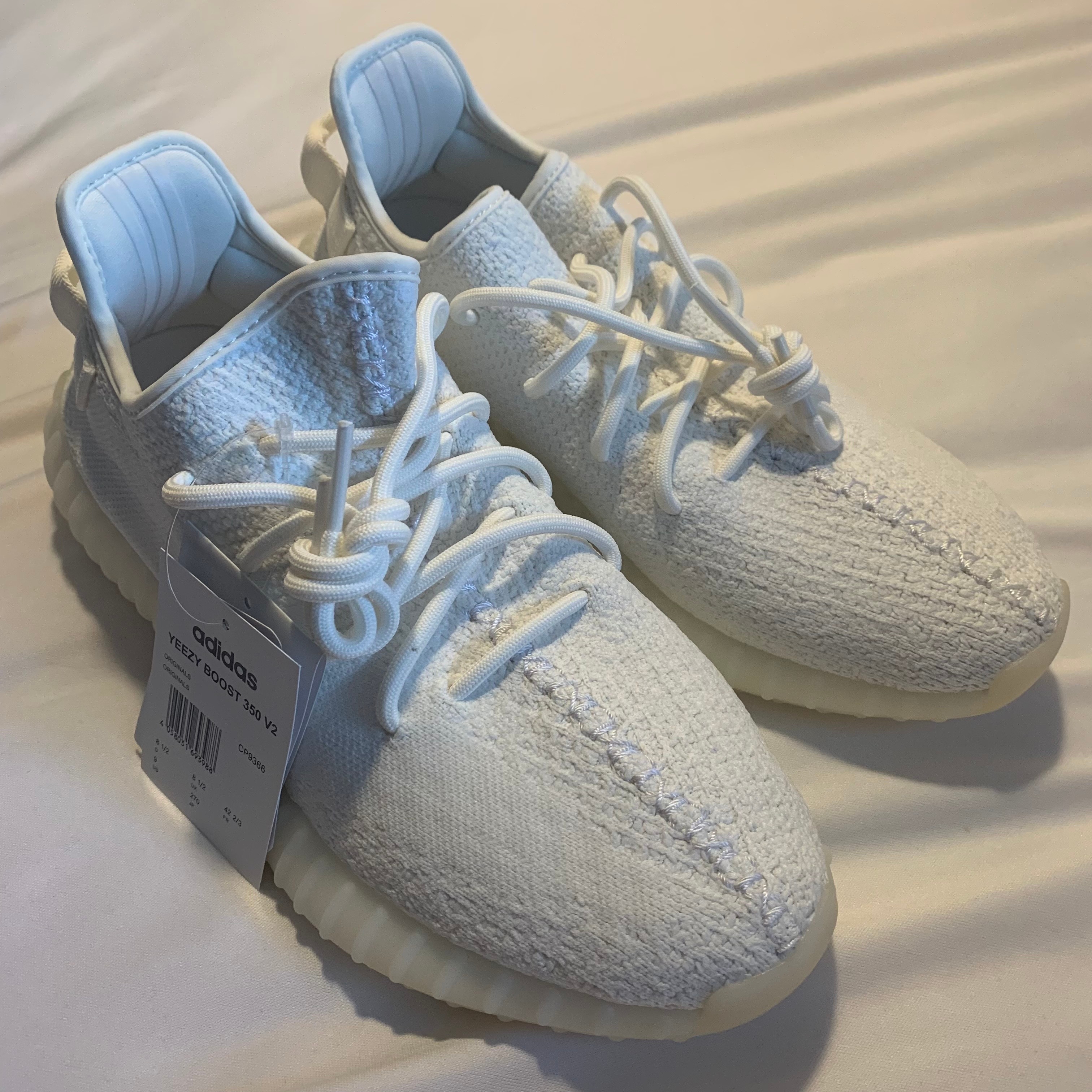 Adidas Yeezy Boost 350 V2 Cream/Triple White 착용 스타일