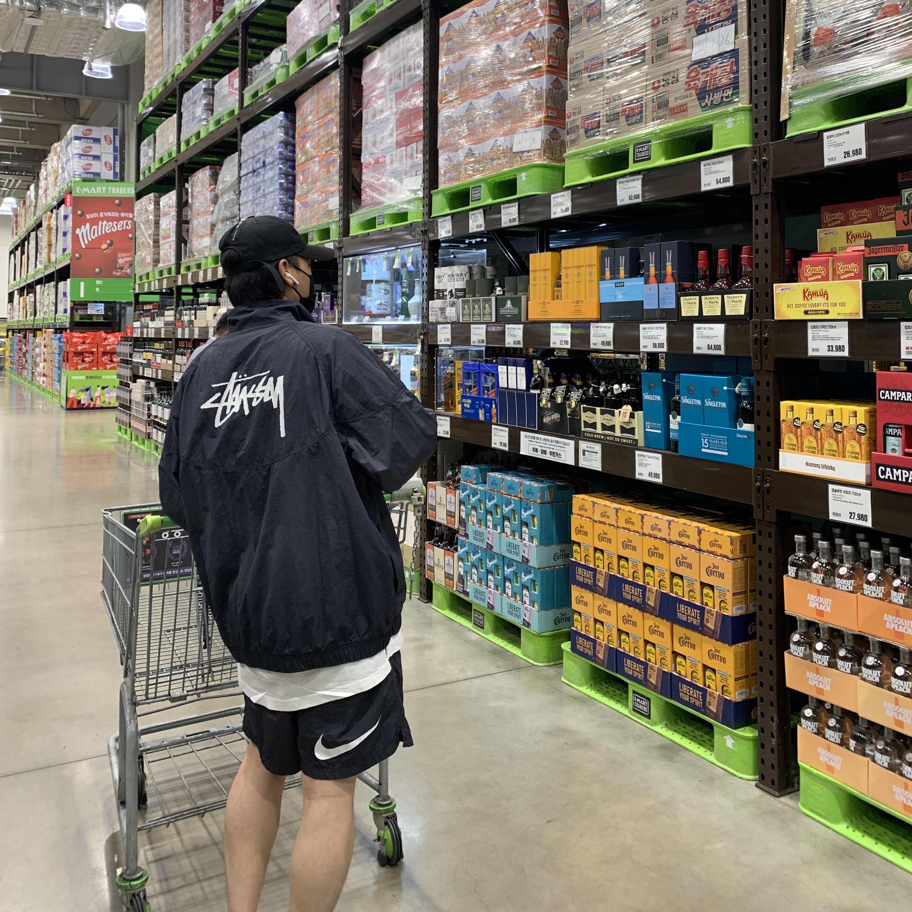 Nike x Stussy Water Shorts Off Noir, Nike x Stussy Windrunner Jacket Off Noir 착용 스타일 - 1