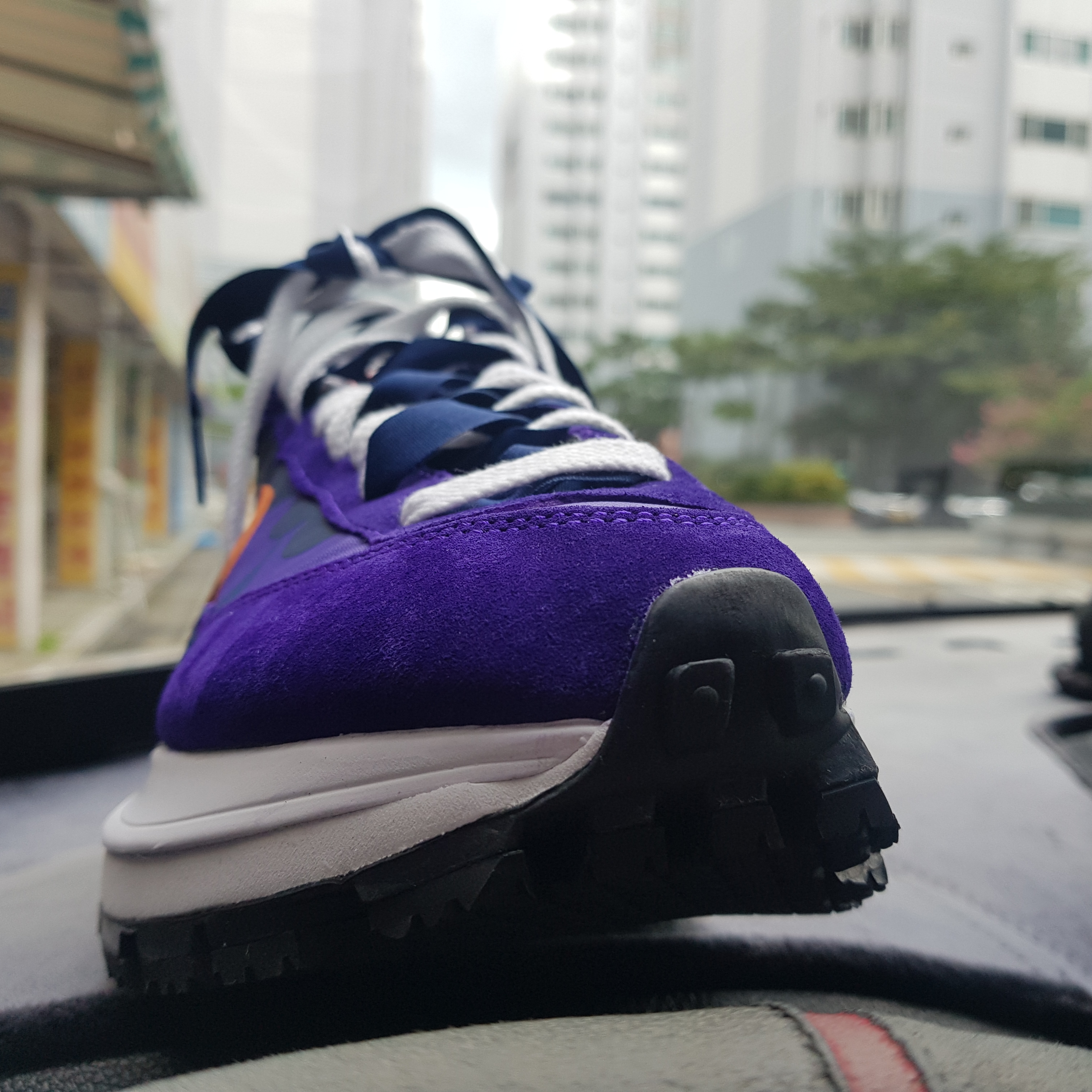 Nike x Sacai VaporWaffle Dark Iris 착용 스타일 - 2
