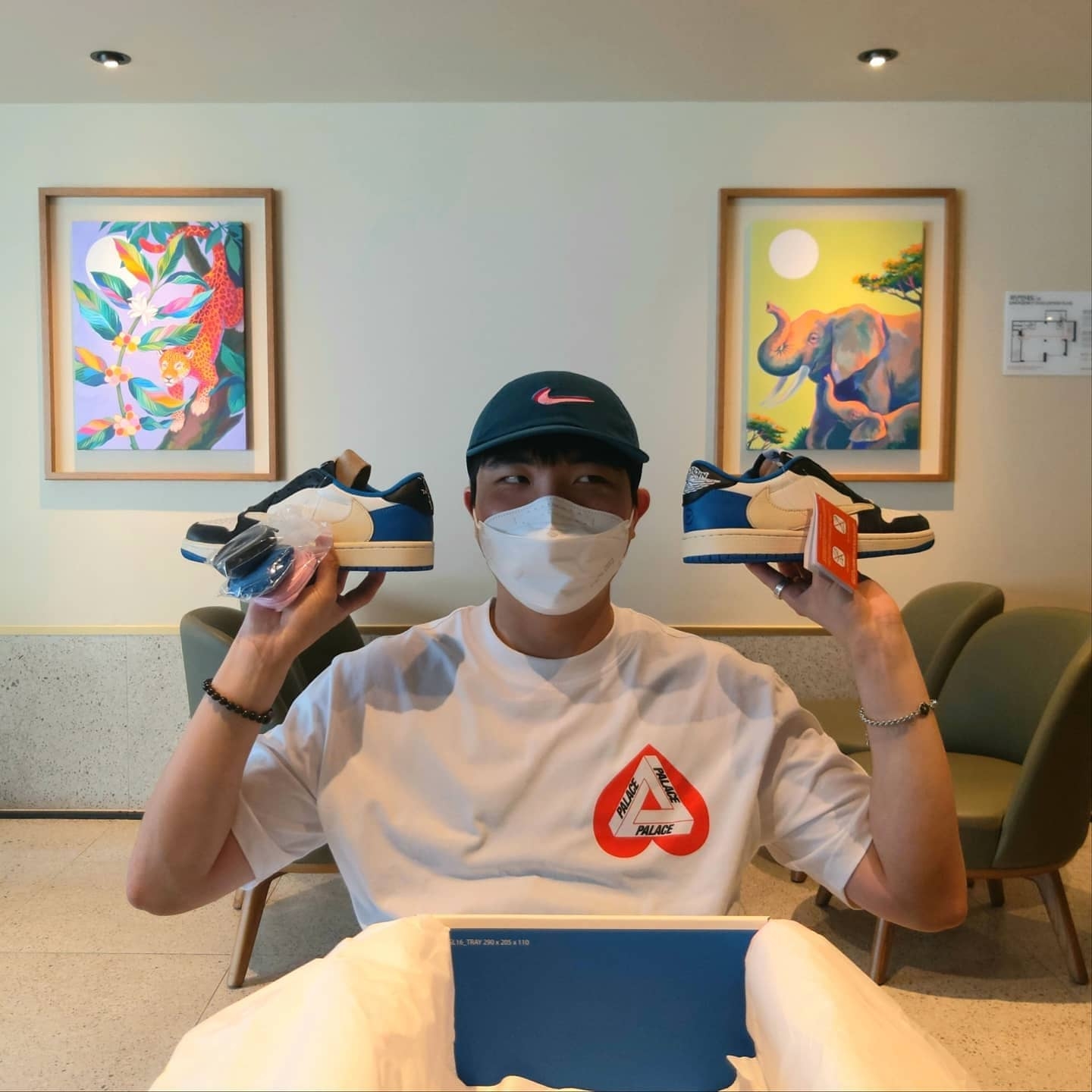 Palace Hearty T-Shirt White - 21SS, Jordan 1 x Travis Scott x Fragment Retro Low OG SP Military Blue 착용 스타일