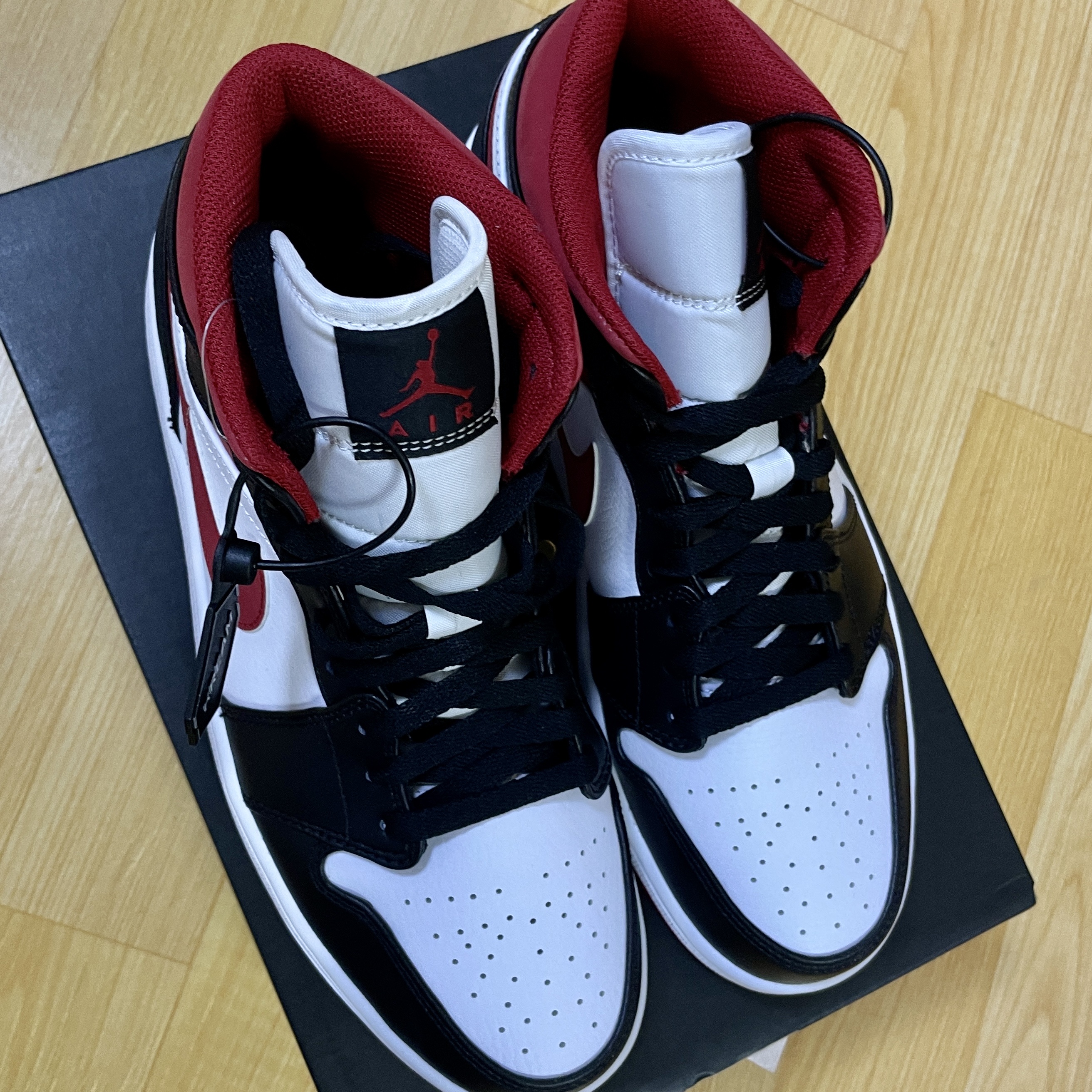 Jordan 1 Mid Gym Red Black White 착용 스타일 - 2