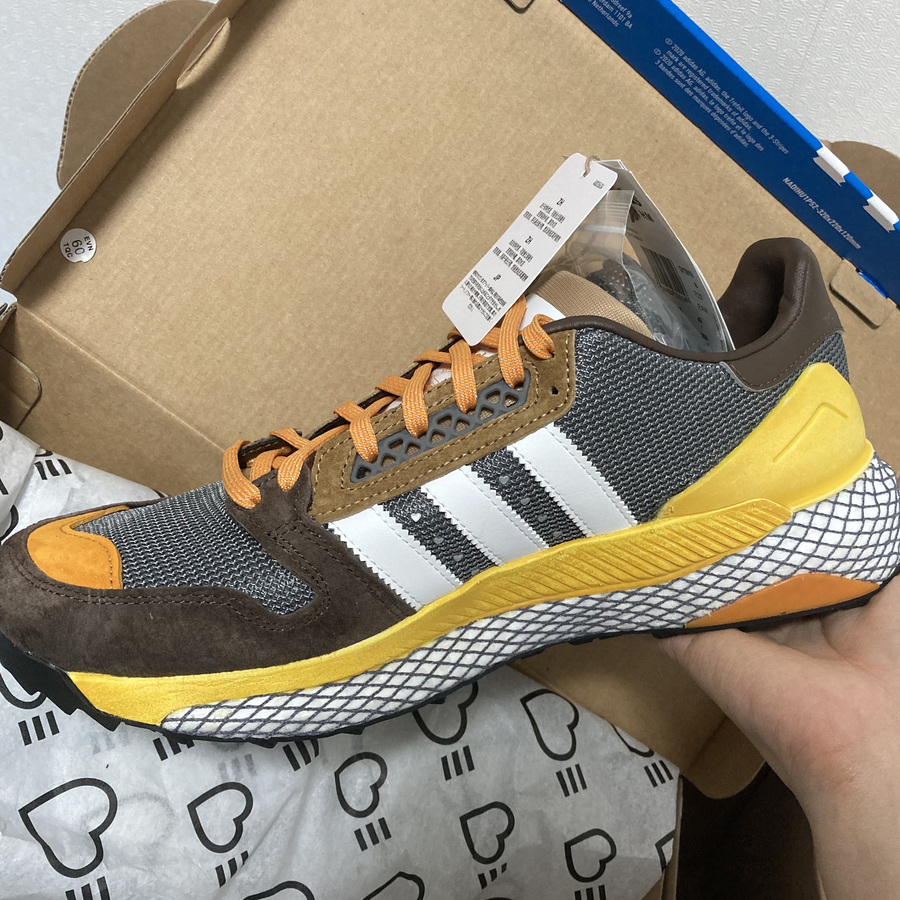 Adidas x Human Made Questar Cardboard 착용 스타일