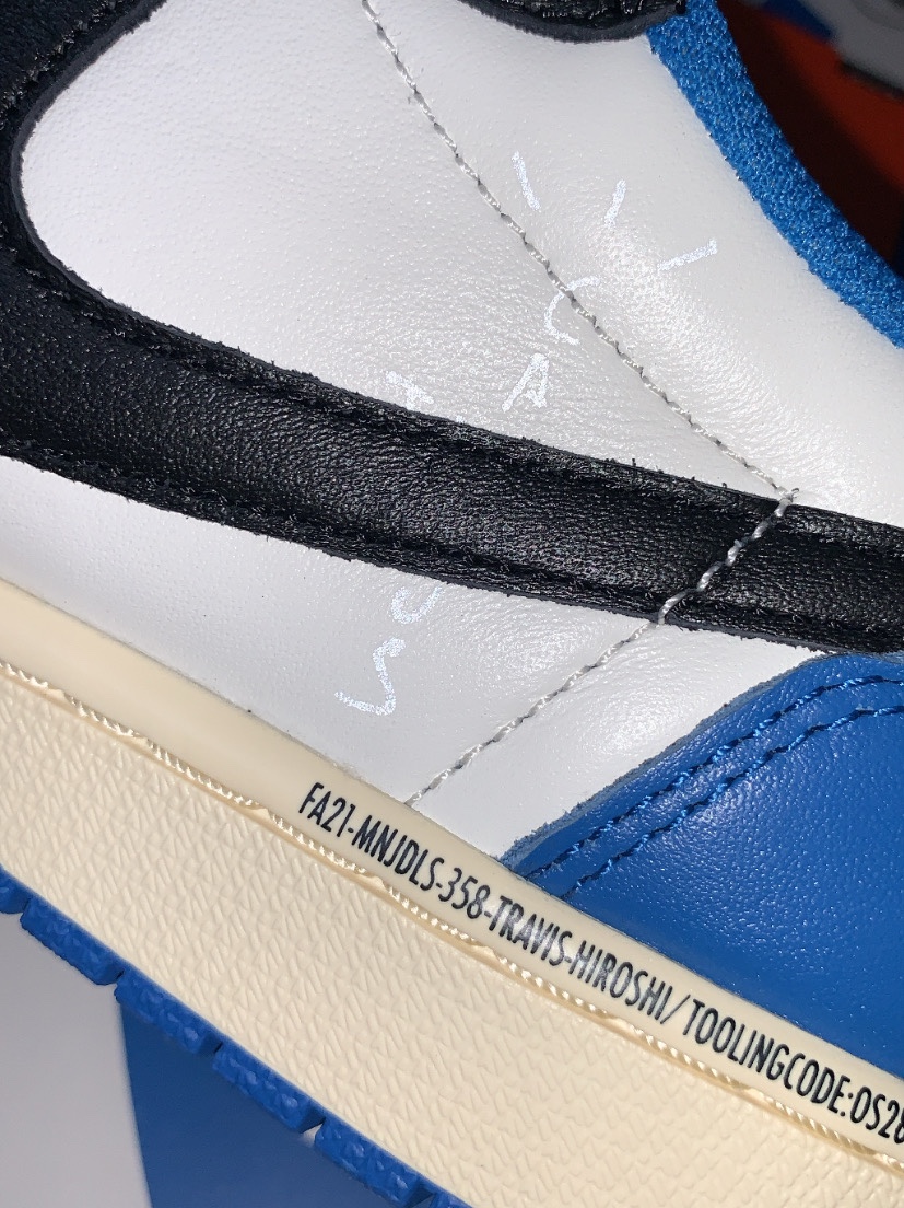 Jordan 1 x Travis Scott x Fragment Retro Low OG SP Military Blue 착용 스타일 - 3