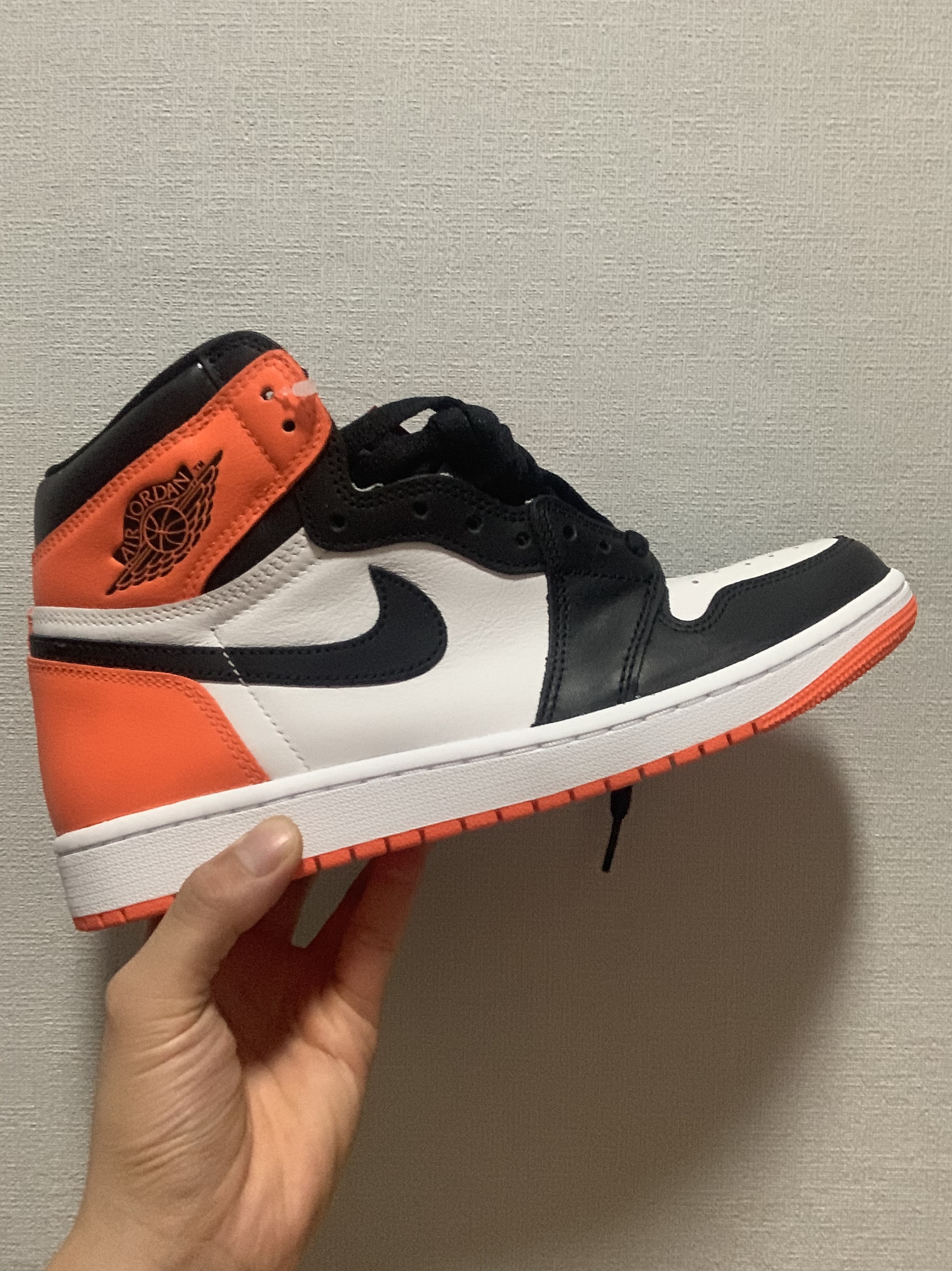 Jordan 1 Retro High OG Electro Orange 착용 스타일