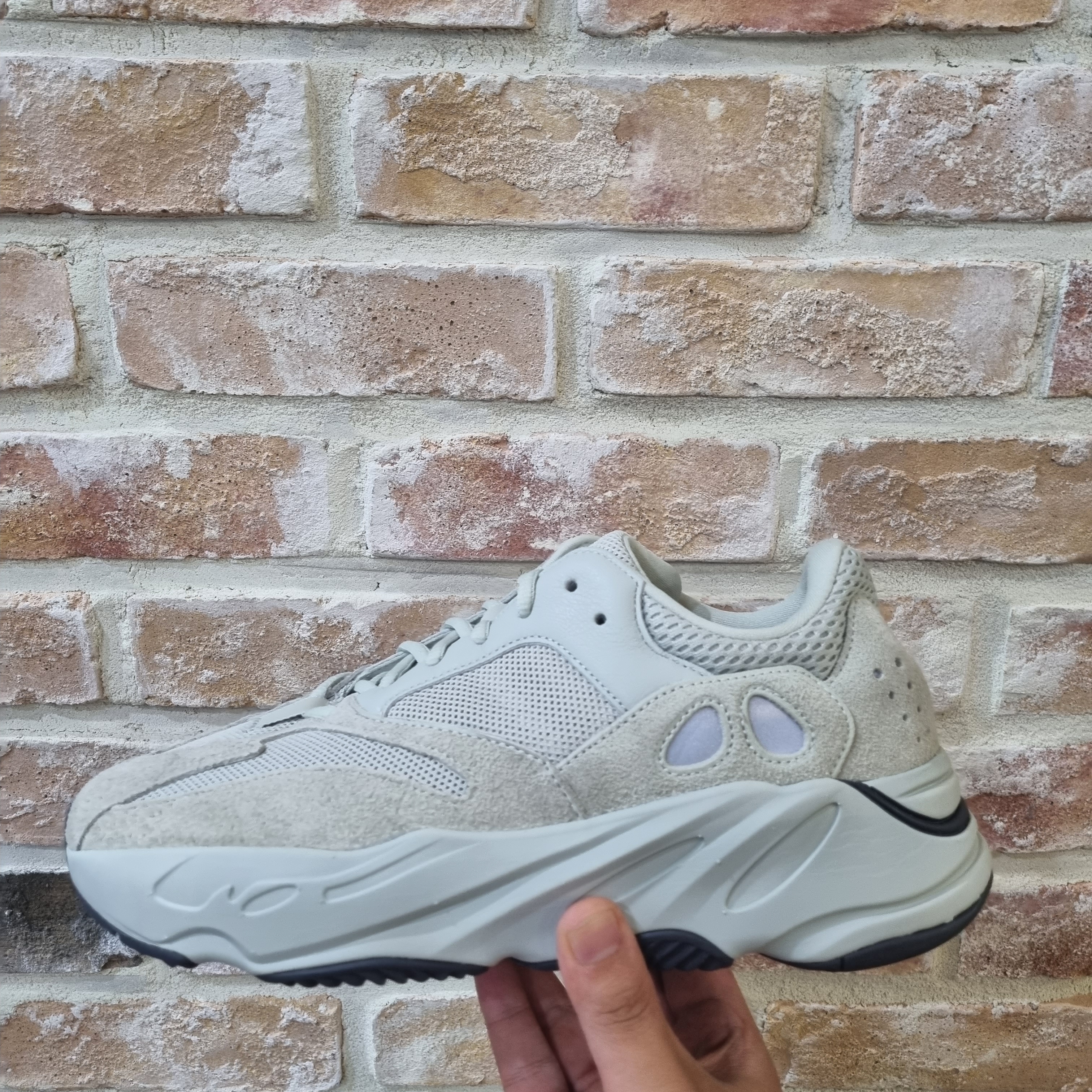 Adidas Yeezy Boost 700 Salt 착용 스타일 - 1