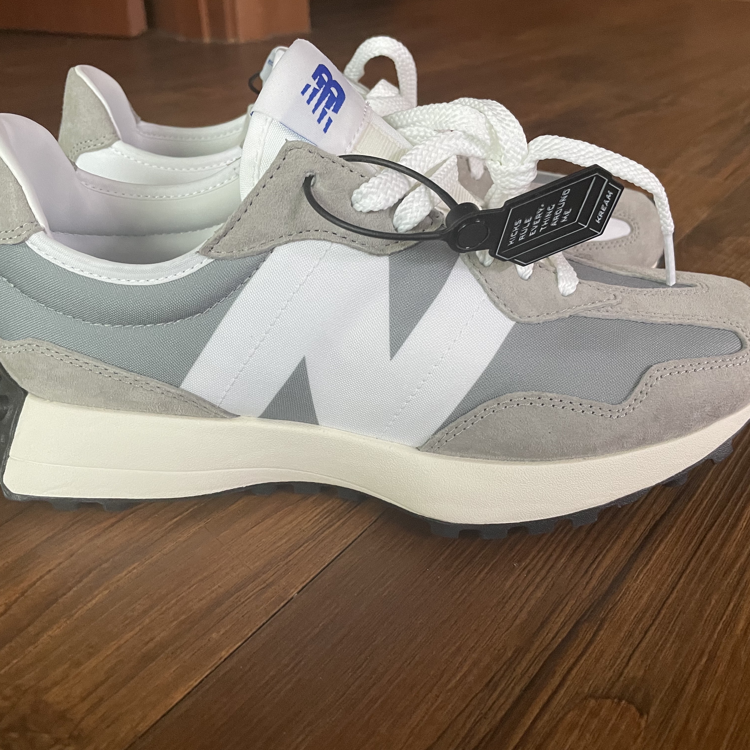 New Balance 327 Grey 착용 스타일 - 2