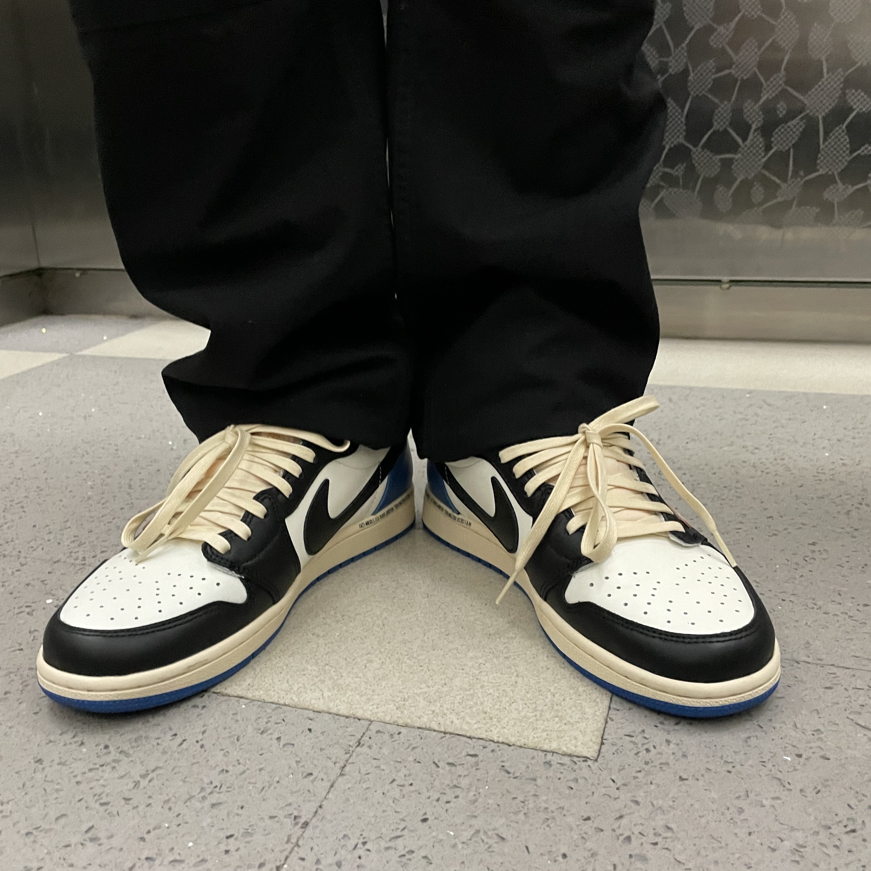 Jordan 1 x Travis Scott x Fragment Retro Low OG SP Military Blue 착용 스타일 - 2
